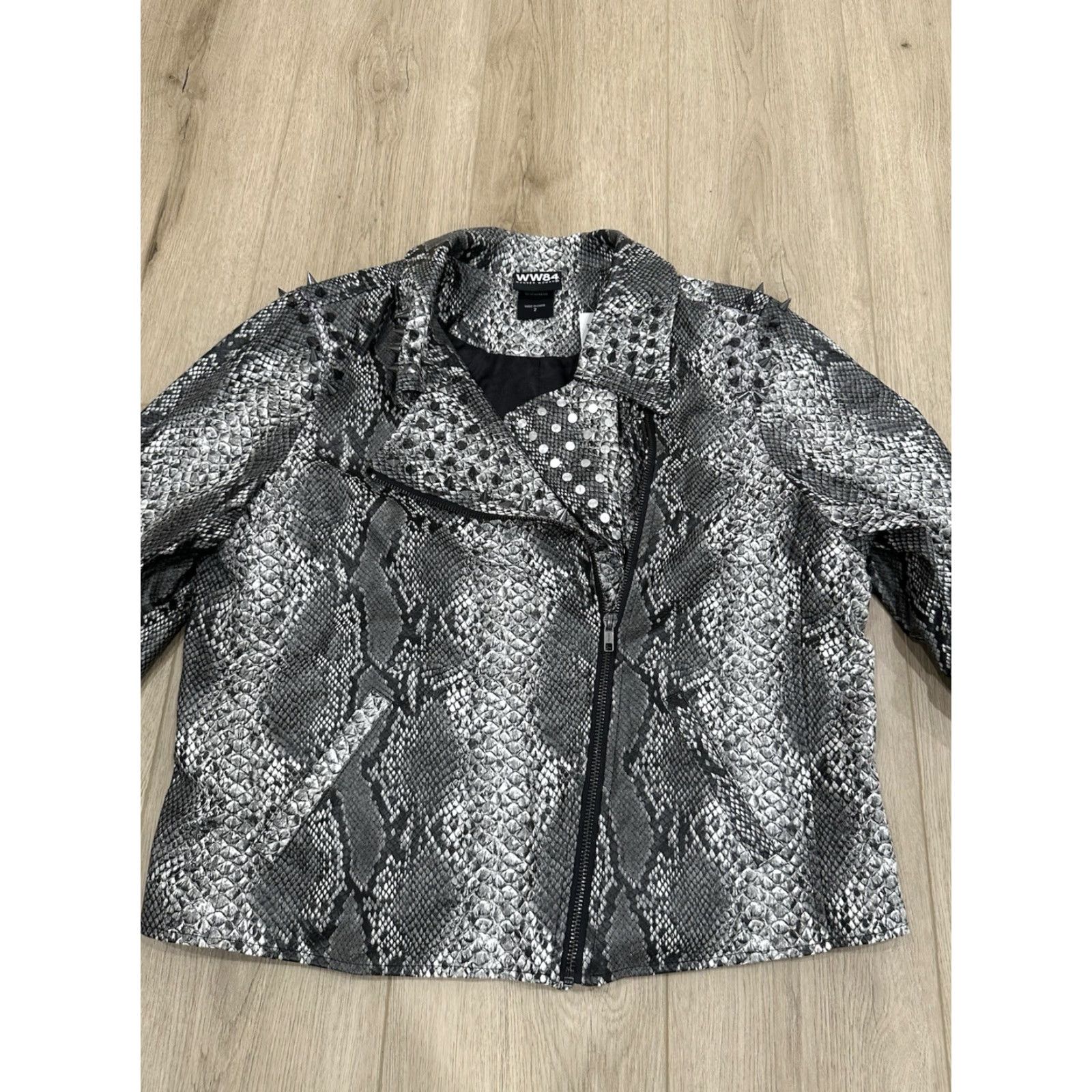Torrid VINTAGE Wonder Woman 1984 Jacket Women 2XL Gray Slitherskin Studded Faux Leather Torrid Motorcycle Jacket Women Size XXL / US 16-18 / IT 52-54 - 3 Thumbnail