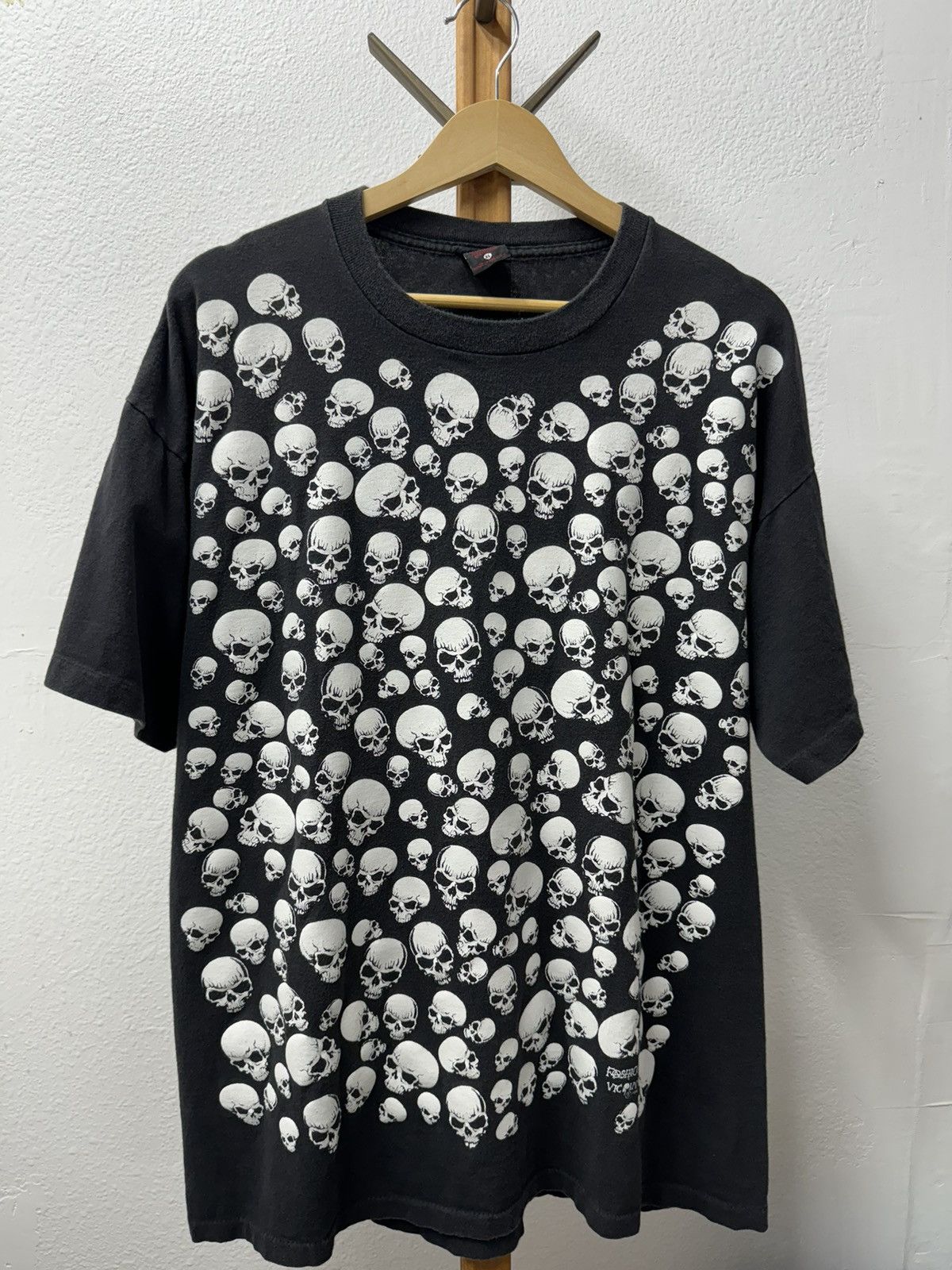 Sale vintage fashion victim 2002 skulls shirt