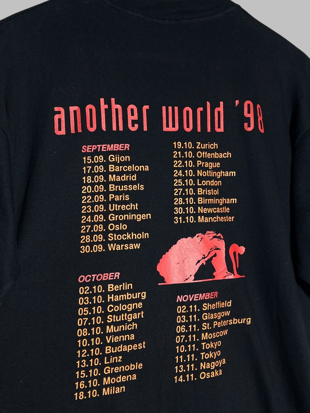 Band Tees 🔥 VINTAGE BRIAN MAY TOUR 1998 BAND TEE QUEEN ANOTHER WORLD 🔥 Size US M / EU 48-50 / 2 - 6 Thumbnail
