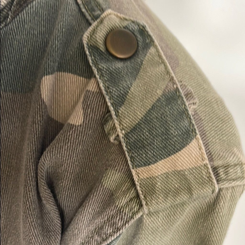 Forever 21 Forever 21 Camouflage Button-Up jeans Shirt-Jacket size S Size XS / US 0-2 / IT 36-38 - 2 Thumbnail
