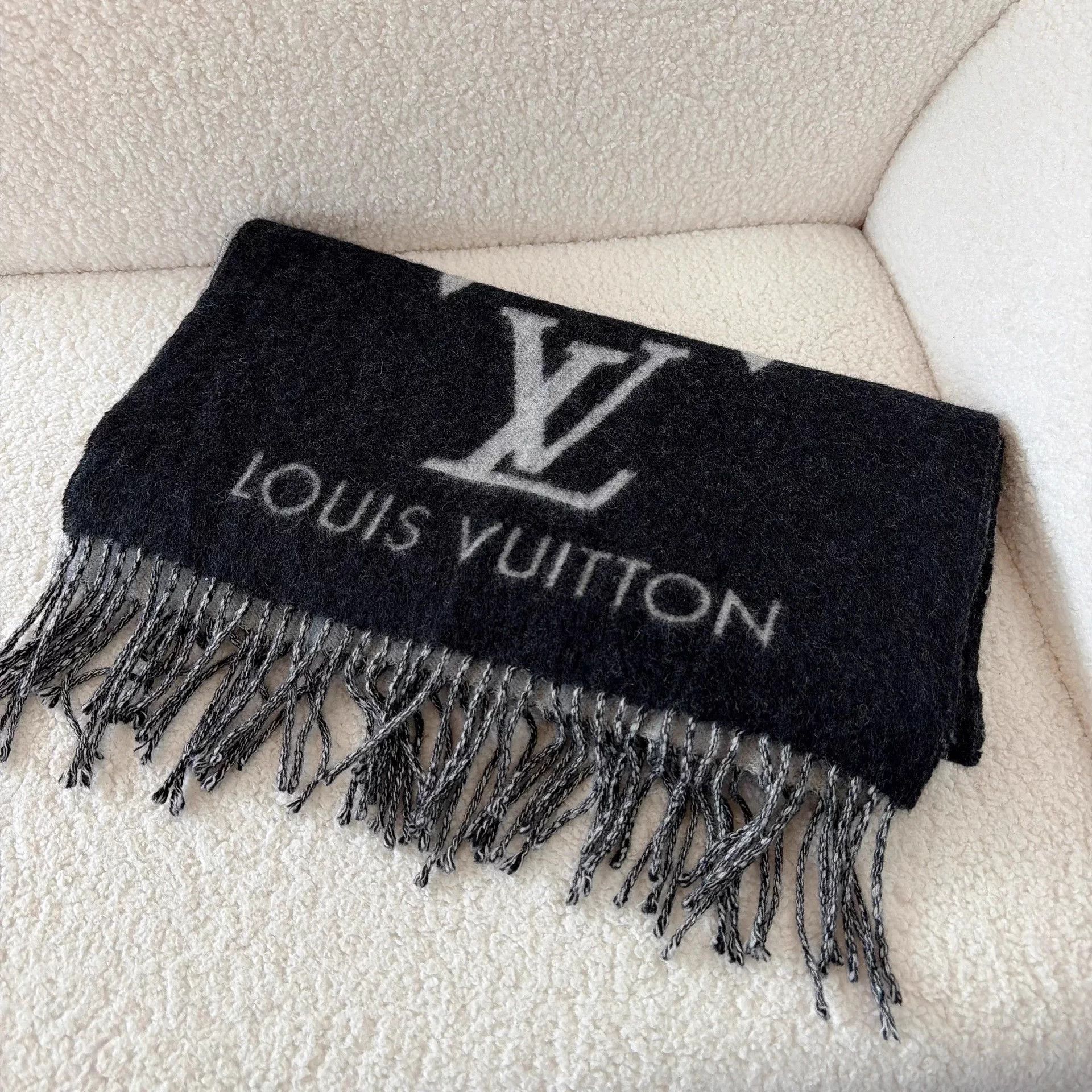 Louis Vuitton Louis Vuitton Pre-Owned Double-Faced Cashmere Scarf Size ONE SIZE - 2 Thumbnail