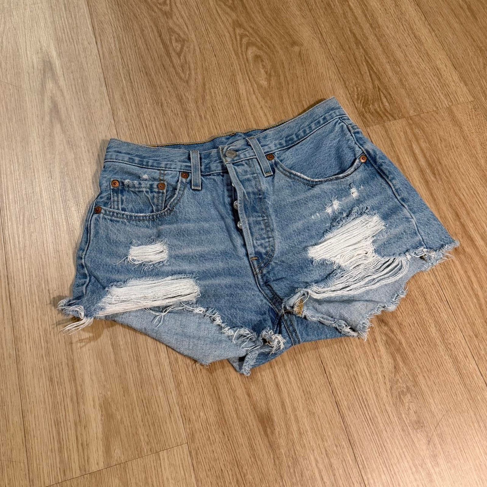 Levi's Levis 501 distressed cutoff denim Size 26" / US 2 / IT 38 - 1 Thumbnail