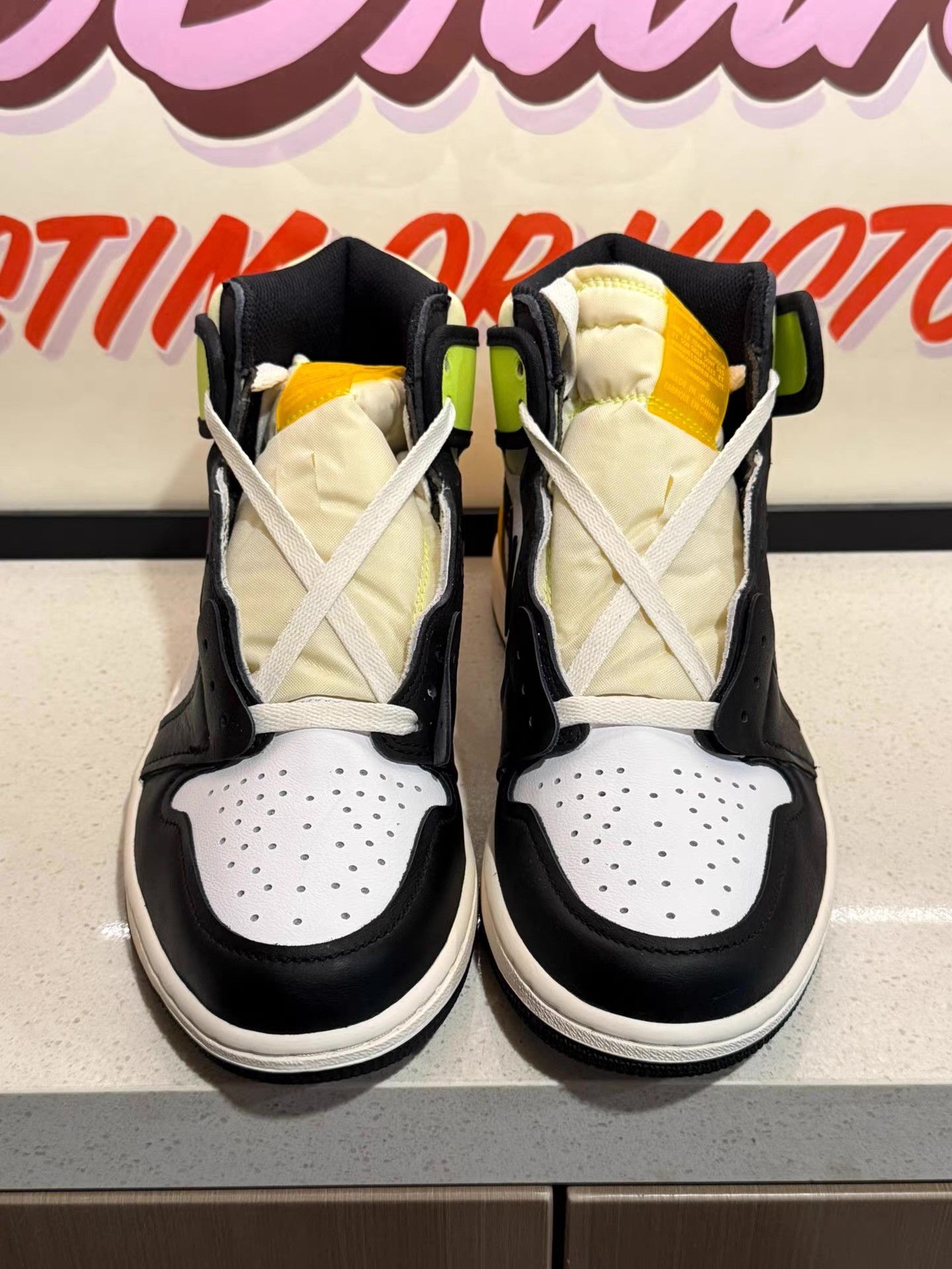 Nike Jordan Air Jordan 1 High OG Retro "Volt Gold" Ｑ20 Size US 8.5 / EU 41-42 - 2 Thumbnail