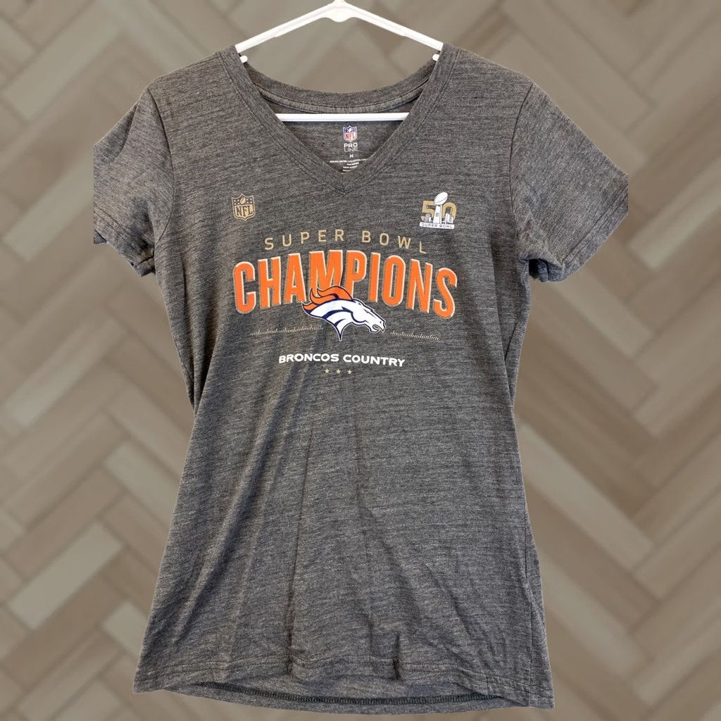 NFL NFL Denver Broncos T-Shirt Women’s Medium V-Neck Short Sleeve Graphic Gray/ 35-5 Size M / US 6-8 / IT 42-44 - 1 Thumbnail