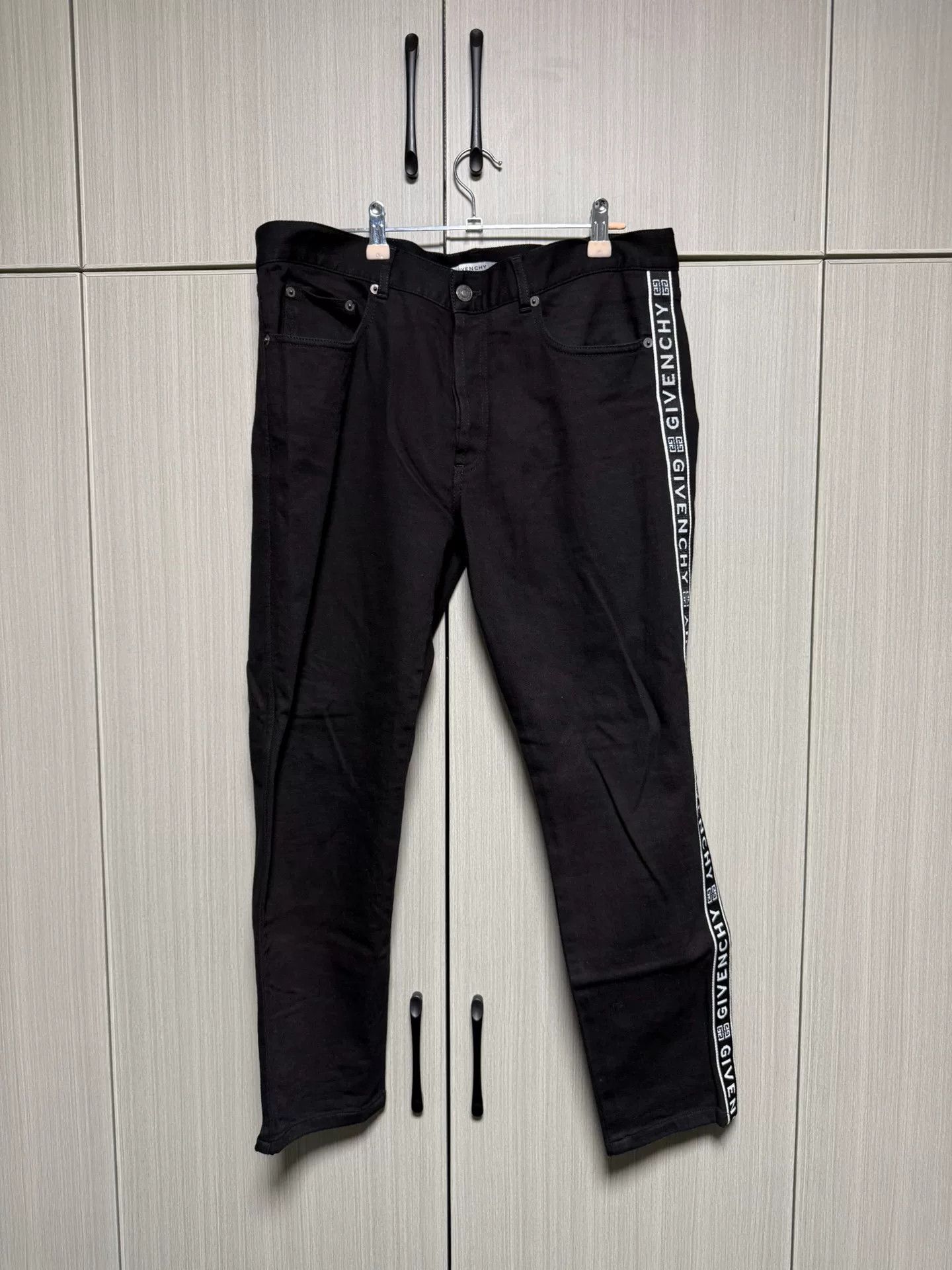 Givenchy Givenchy Denim Black Denim Jeans 34 Men Size US 34 / EU 50 - 1 Thumbnail