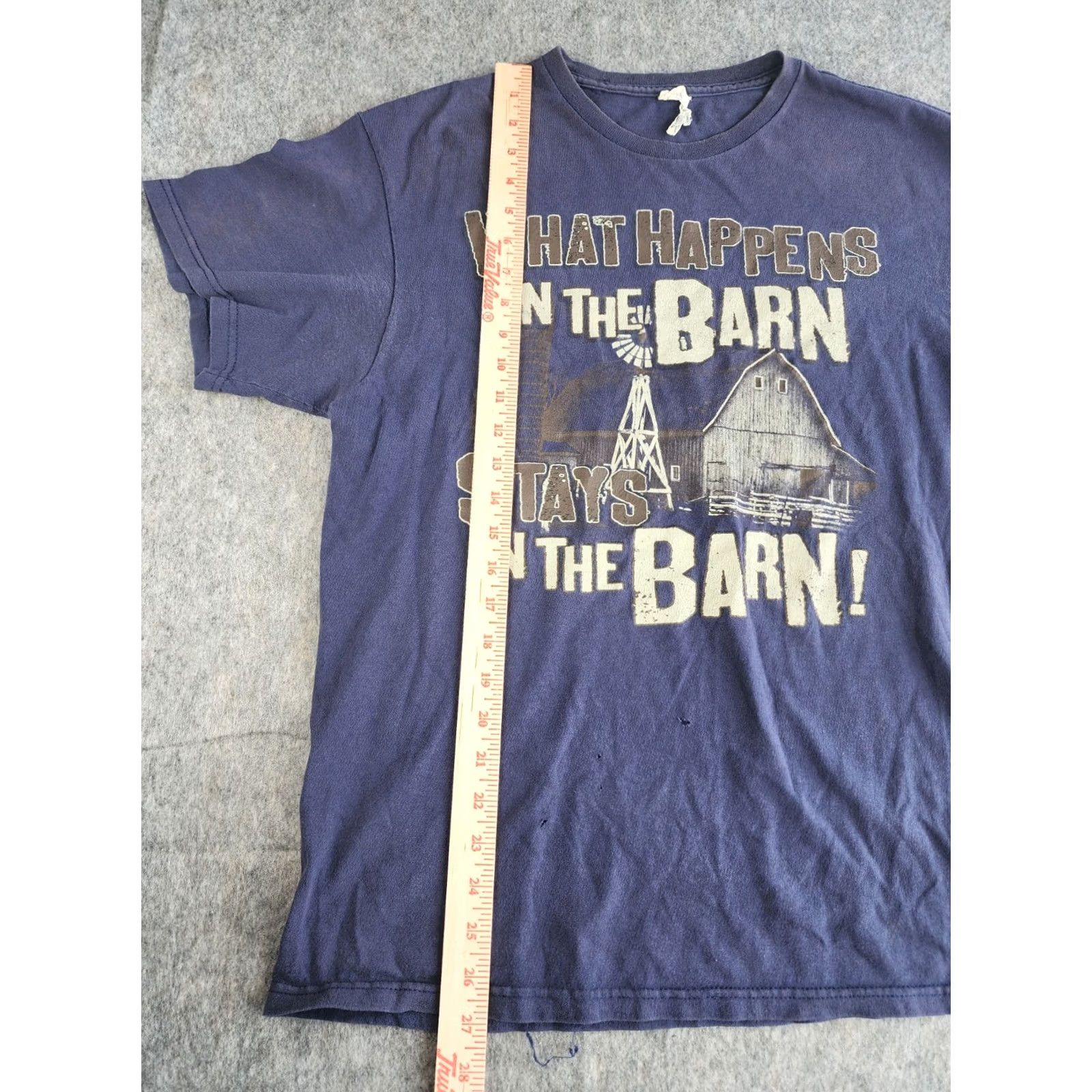 Vintage Lifestyle Classics Y2K What Happens in the Barn Graphic T Shirt L Blue Distressed Barn Theme Men Shirt Regular Fit Mens Size US L / EU 52-54 / 3 - 3 Thumbnail