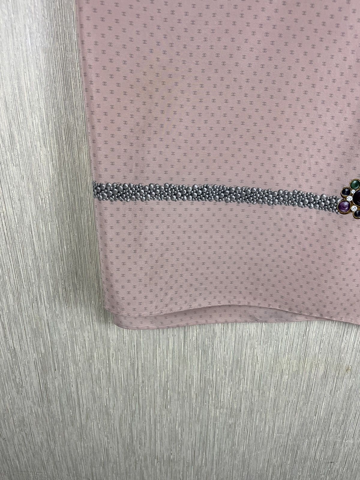 Chanel × Vintage Vintage Chanel silk scarf monogram shiny pearls brooch logo Size ONE SIZE - 4 Thumbnail
