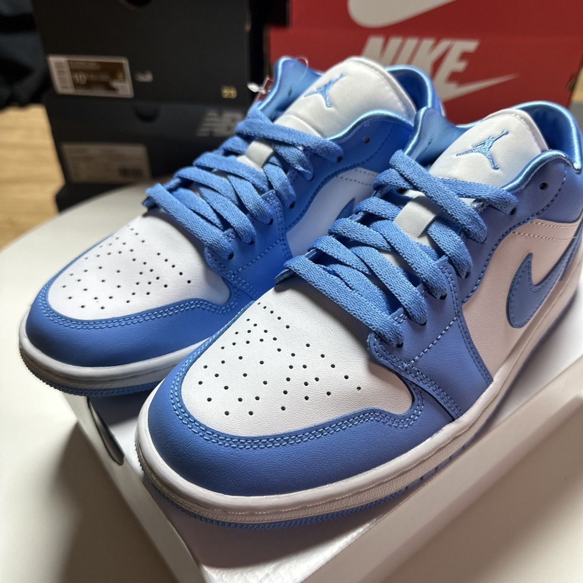 Jordan Brand × Nike *NEW* size 9 US Women JORDAN 1 UNC Low University Blue Size US 9 / IT 39 - 2 Thumbnail