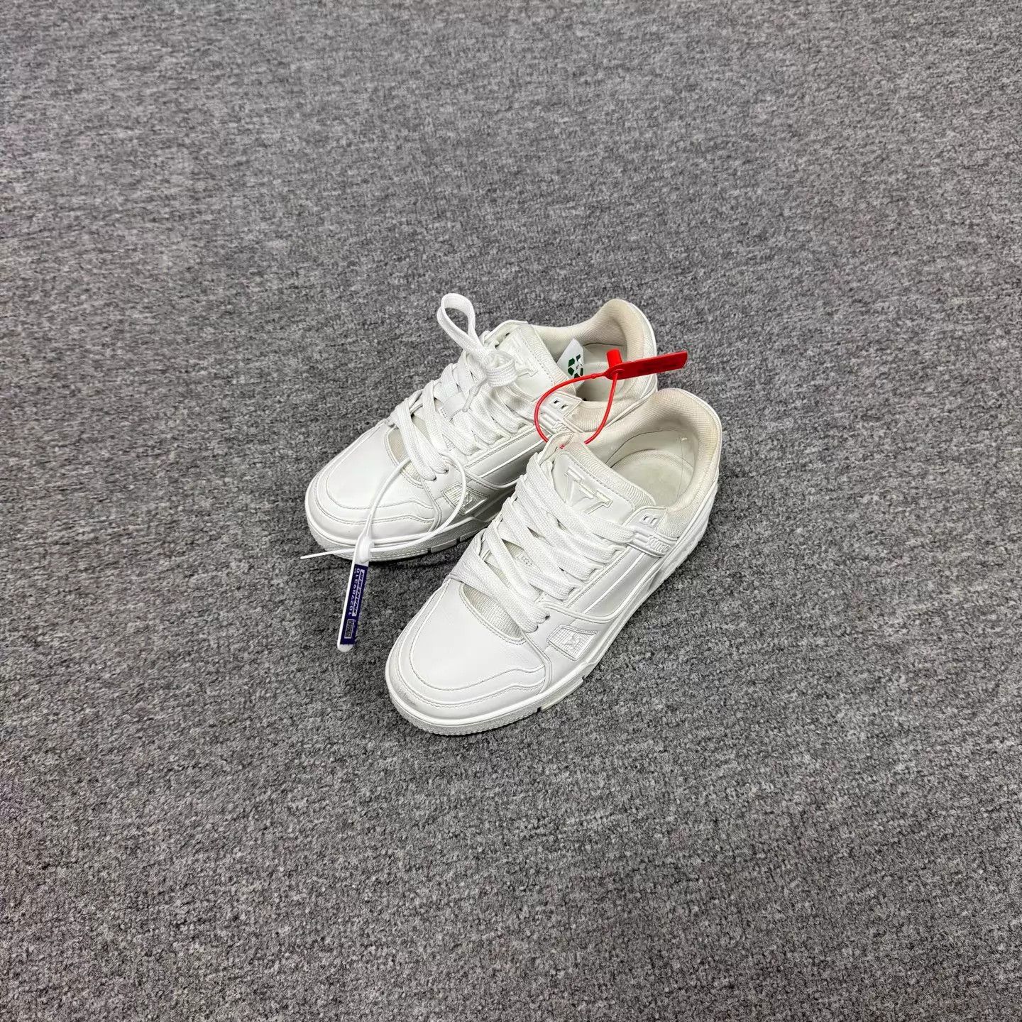 Louis Vuitton LV white Trainer 36.5 97 new Size US 6 / IT 36 - 2 Thumbnail