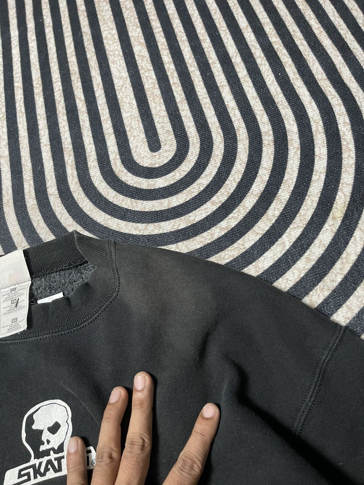 Fruit Of The Loom 90s OG SKULL SKATES SKATEBOARD SWEATSHIRT SUN FADED Size US XL / EU 56 / 4 - 9 Thumbnail