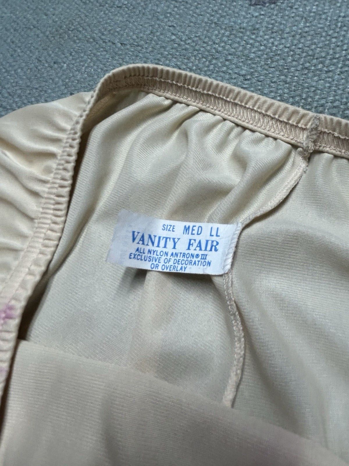 Vintage vanity fair slip skirt nylon silky lace trim lingerie medium Size 28" / US 6 / IT 42 - 8 Thumbnail