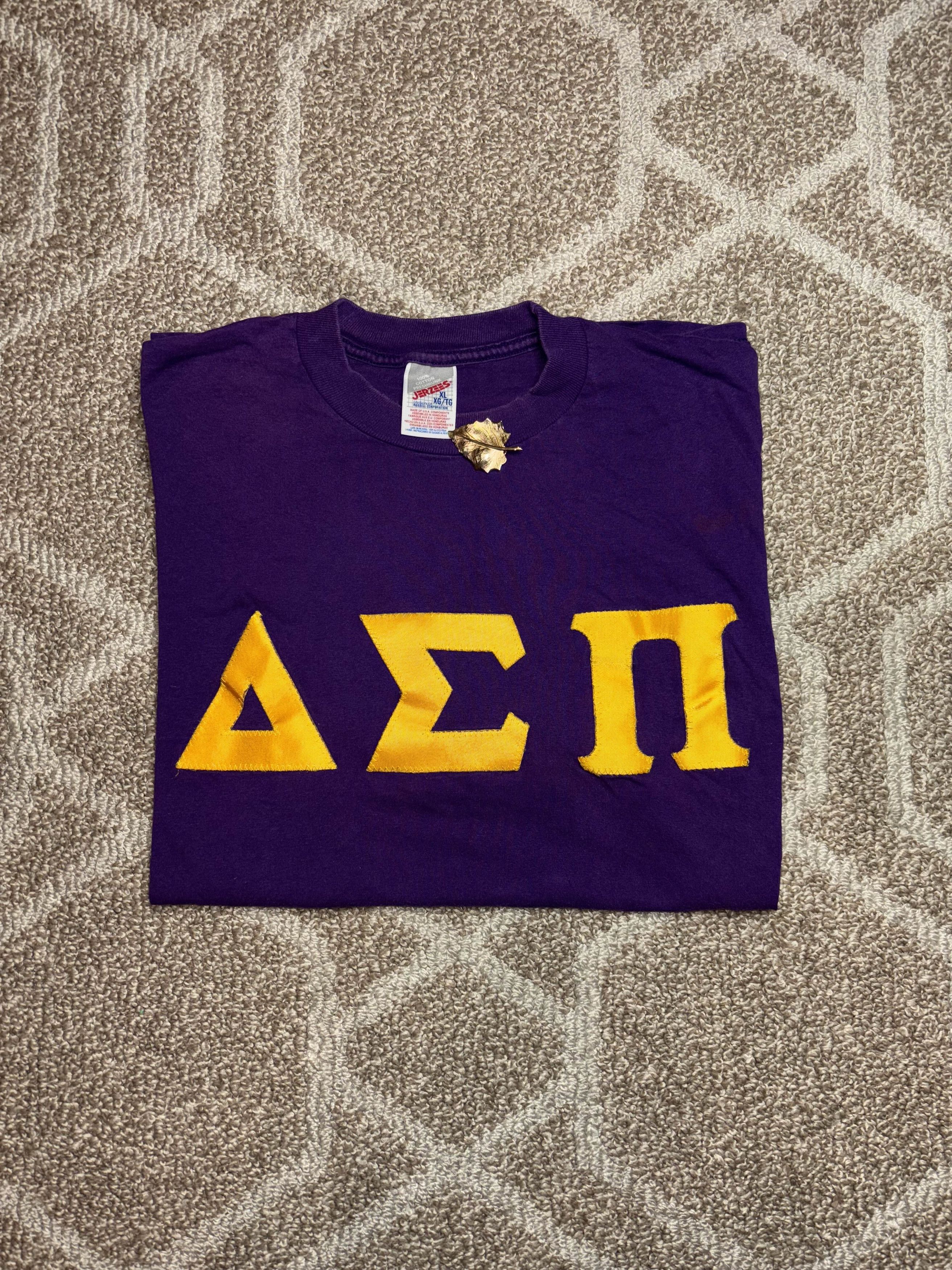 Vintage Vintage 90s Delta Sigma Pi Frat Shirt Size US XL / EU 56 / 4 - 1 Thumbnail