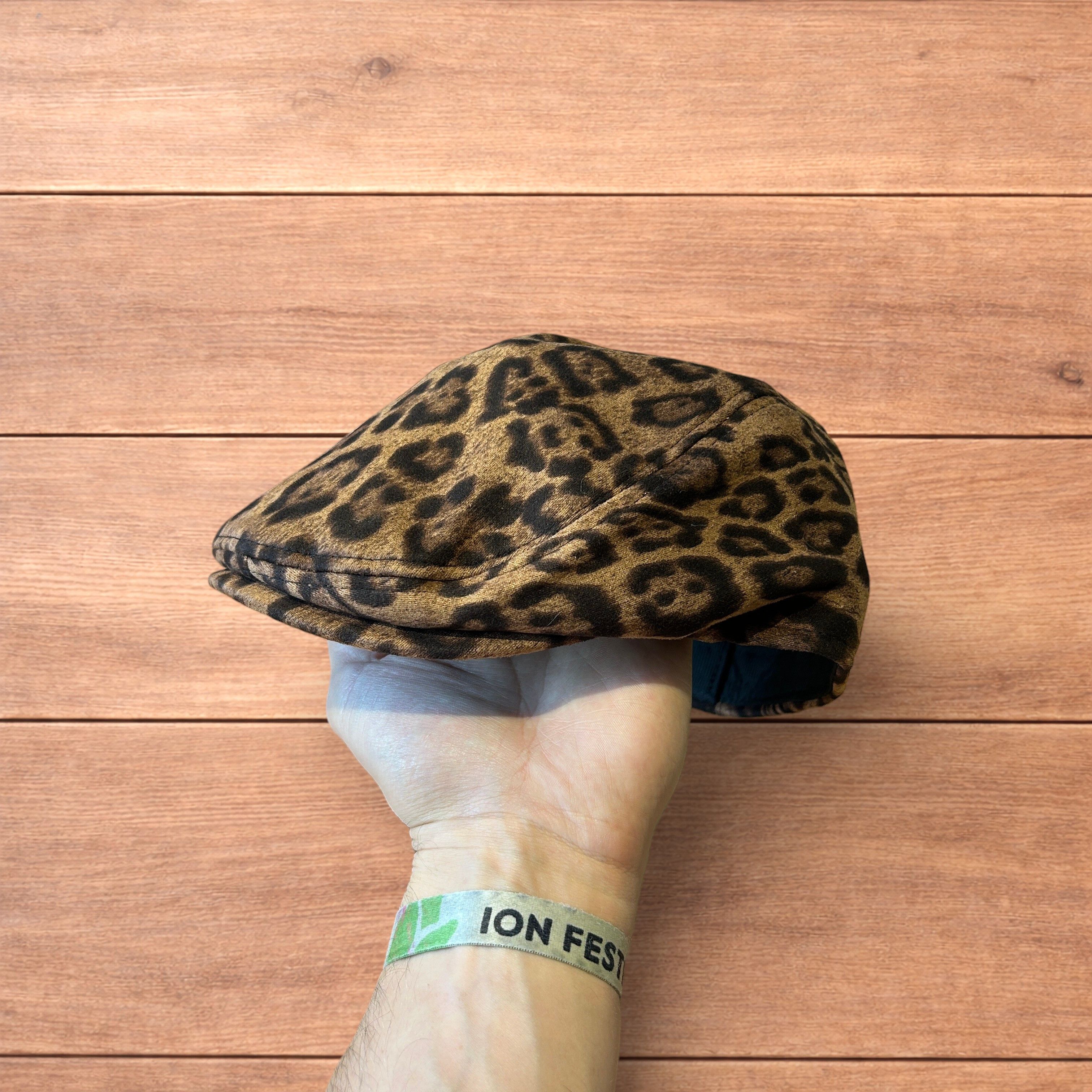 Japanese Brand Vintage style newsboy flat cap beret in leopard colour way.. Size ONE SIZE - 1 Thumbnail