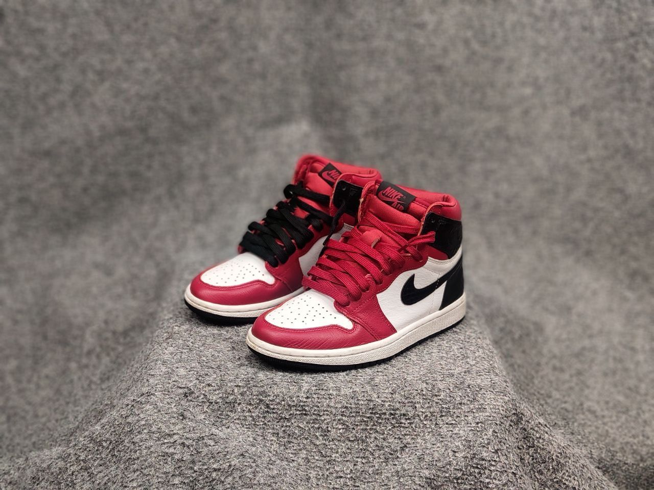 Nike Nike Air Jordan 1 Retro High OG Satin Red Leather sneaker Size US 5.5 / IT 35.5 - 7 Thumbnail
