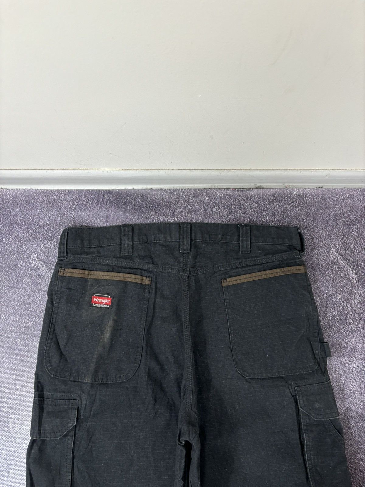 Wrangler Vintage Wrangler Workwear USA Utility Black Cargo Shorts Size US 36 / EU 52 - 15 Thumbnail