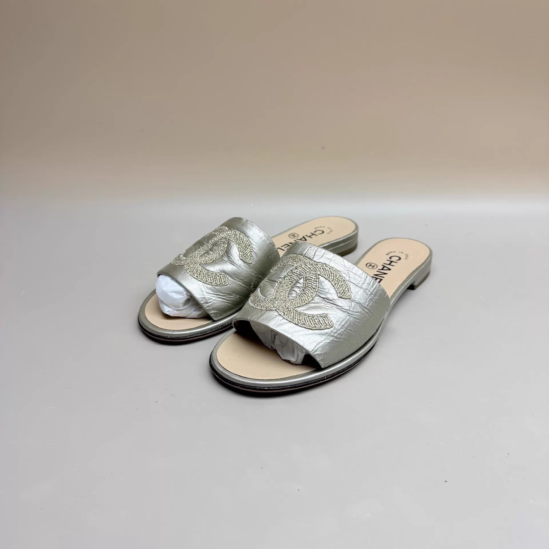 Chanel CHANEL Gold Embroidered CC Slippers 36 (99 New) Size US 5.5 / IT 35.5 - 1 Thumbnail
