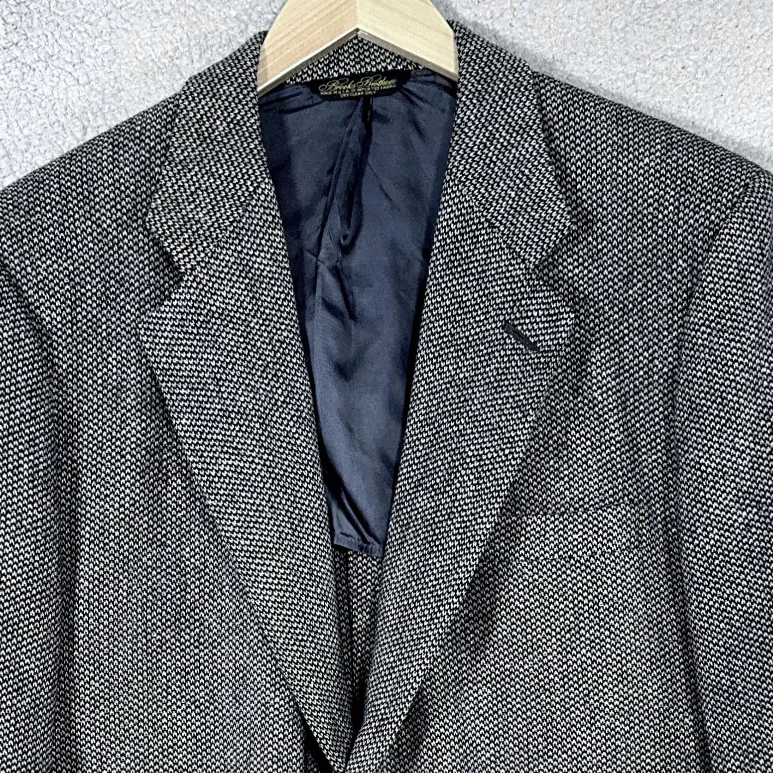 Brooks Brothers VINTAGE Brooks Brothers Blazer Mens 44 Gray Wool Tweed Single-Breasted Two-Button Notch Lapel USA Made USA Mens Jacket Blazer Office Preppy 90s? Size 44R - 2 Thumbnail