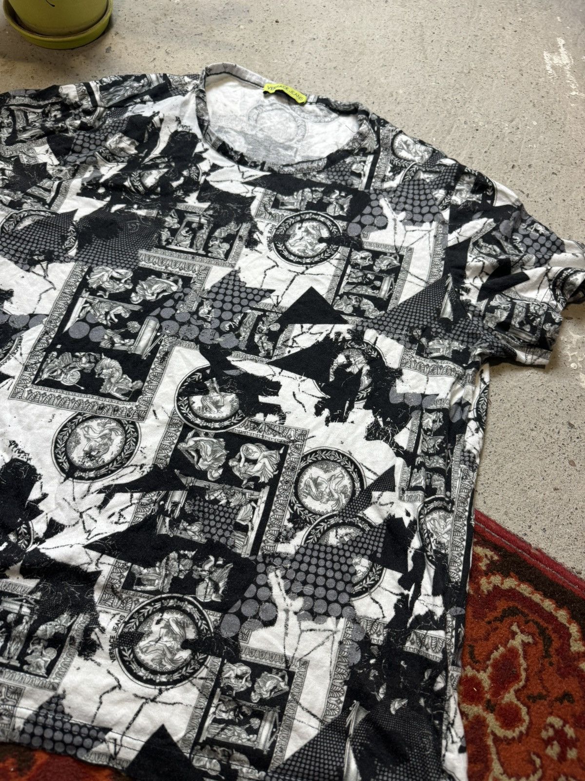 Designer × Versace Jeans Couture Y2K Versace Jeans Couture Barrocco Greece Print T Shirt Size US S / EU 44-46 / 1 - 2 Thumbnail