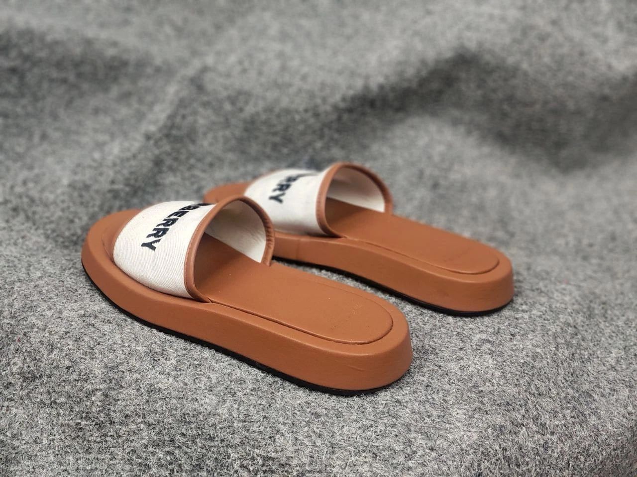 Burberry Burberry Buckingham Brown Logo Slides in Canvas & Leather Size US 9 / IT 39 - 10 Thumbnail