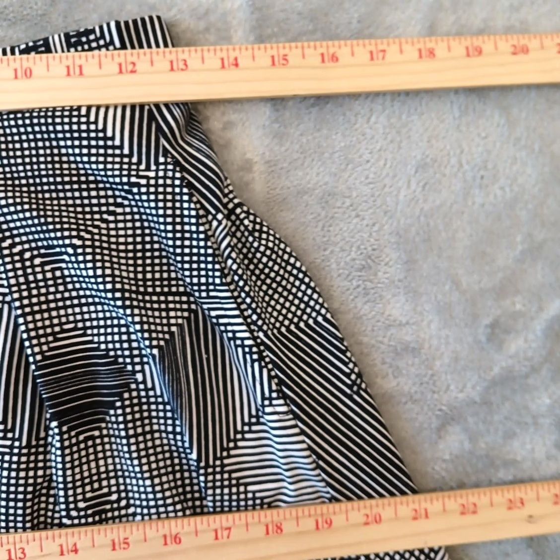 Vintage LuLaRoe Skirt Women S Black Geometric Pleated Pockets Elastic Waist Unlined Knee Length Flare Size 28" / US 6 / IT 42 - 3 Thumbnail