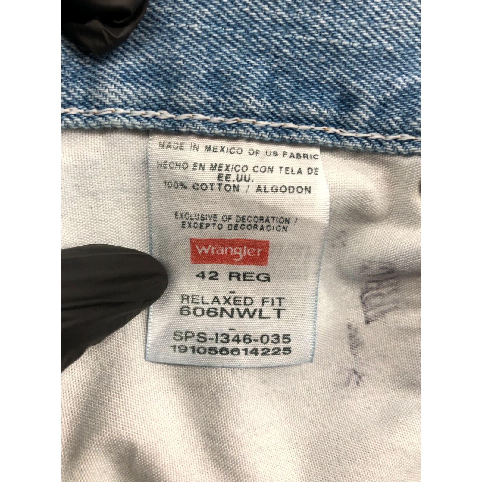 Wrangler Wrangler Relaxed Fit Shorts Mens Size 42 Mid Rise Medium Wash Denim Bermuda 5-Pocket Blue Mens Regular Waist 42 in Denim Cotton Blend Size US 42 / EU 58 - 7 Thumbnail