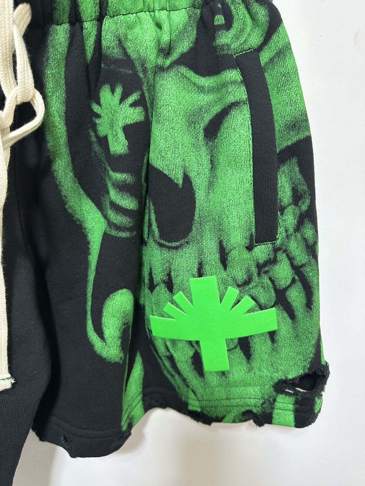 Vertabrae Vertabrae Green Skull Shorts Size US 28 / EU 44 - 3 Thumbnail
