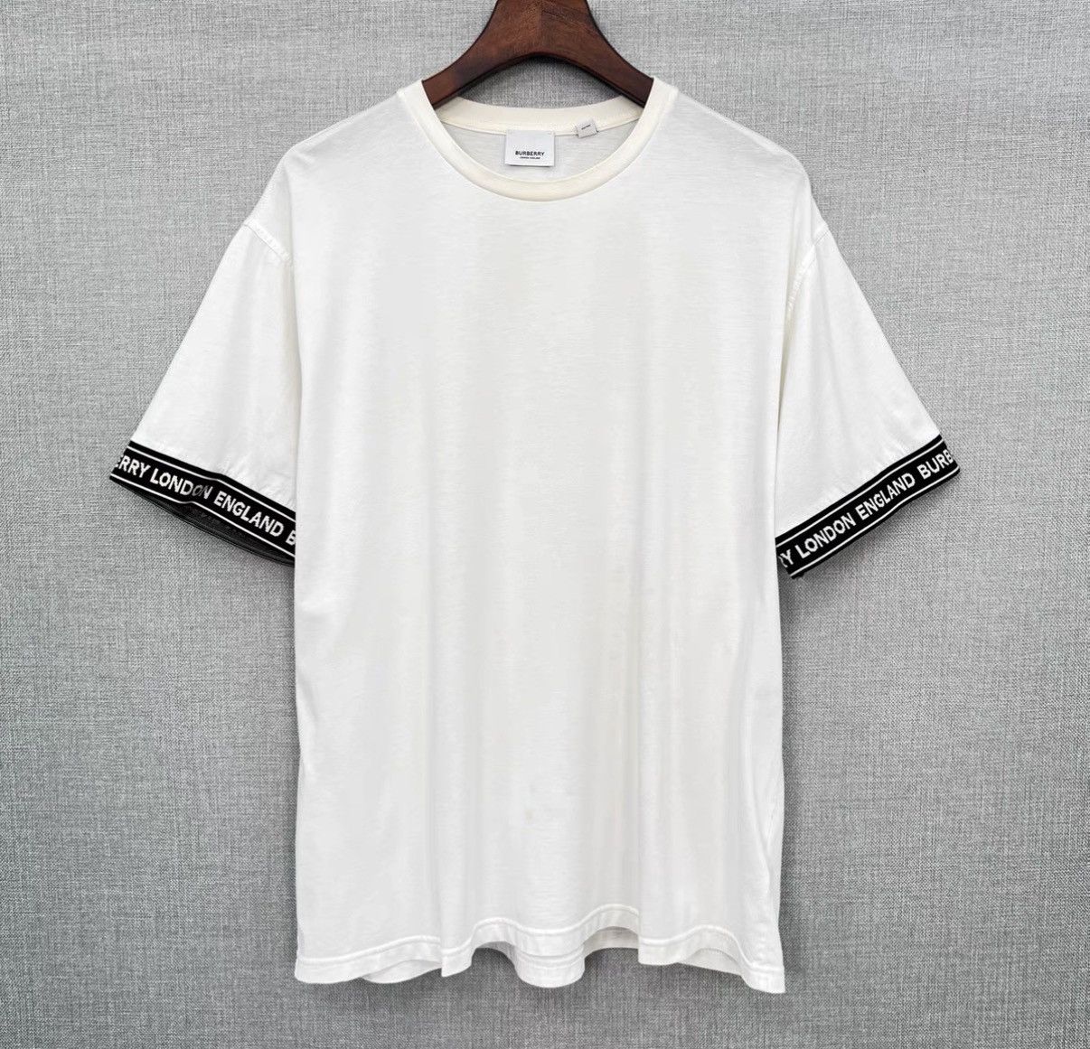 Burberry Burberry White Short Sleeve T-Shirt with Sleeve Logo Size US M / EU 48-50 / 2 - 1 Thumbnail