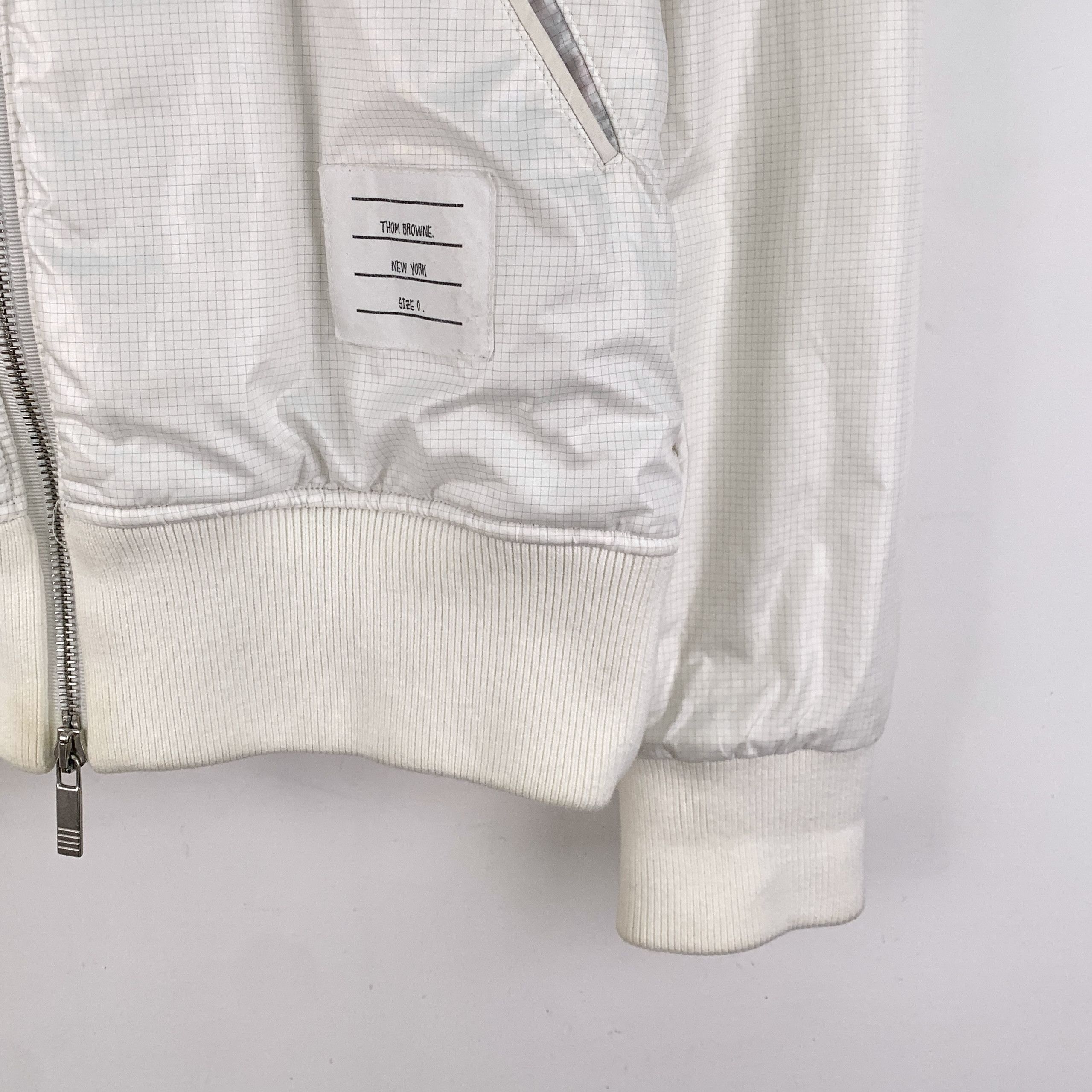 Thom Browne B级 AW0945 汤姆布朗 THOM BROWNE 白色彩条纹棉质立领拉链长袖卫衣夹克外套 0 XS码 95新 泛黄 Size US XS / EU 42 / 0 - 9 Thumbnail