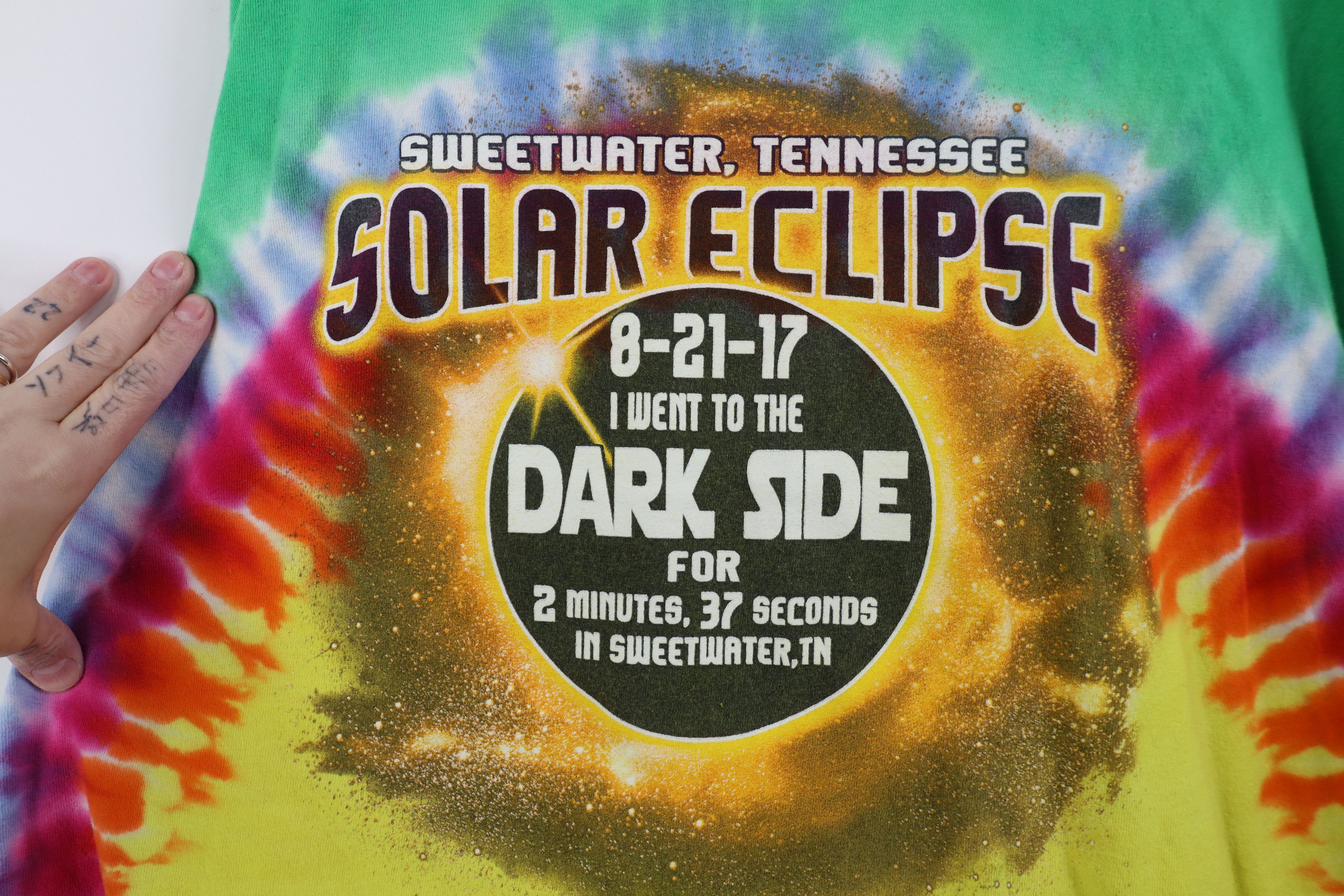 Vintage Y2K 2017 Sweetwater Tennessee Solar Eclipse Rainbow T-Shirt Size US XXL / EU 58 / 5 - 12 Thumbnail
