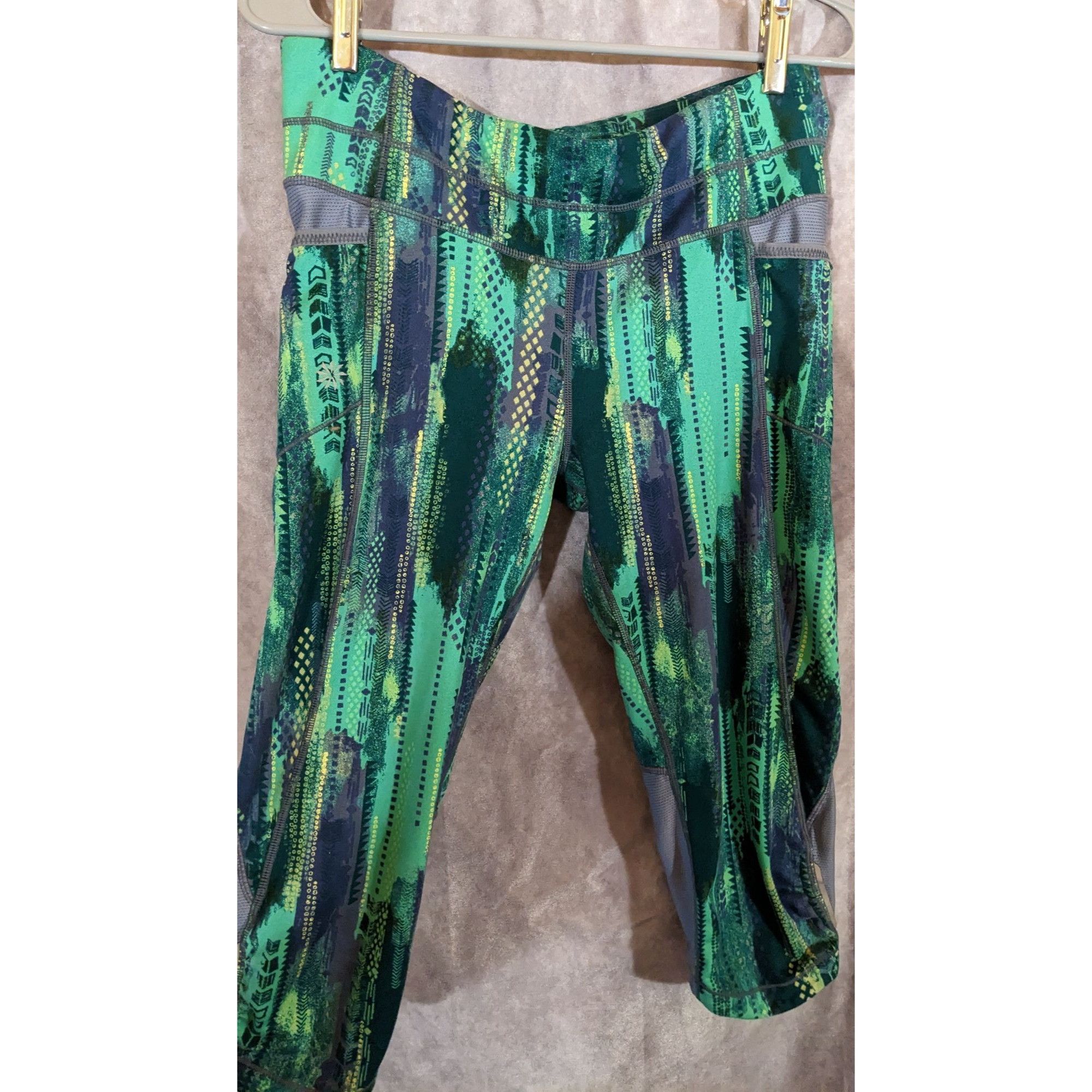 Athleta Athleta Green Abstract Print Capri Leggings With Pockets Siz Size 29" - 1 Thumbnail