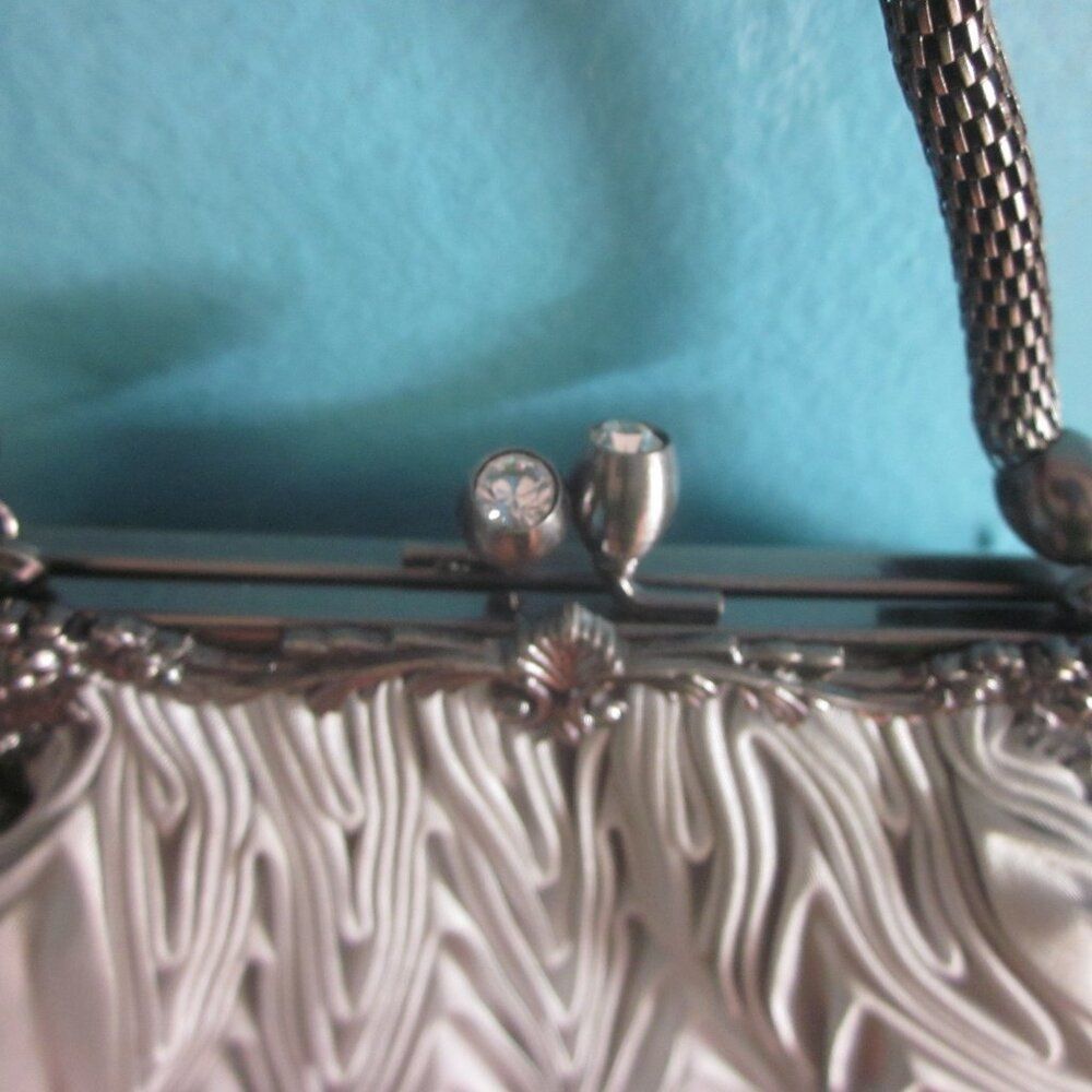 Lee Nicole Lee Collection Silver Cloth Purse Silver Metal Chain Size ONE SIZE - 9 Thumbnail