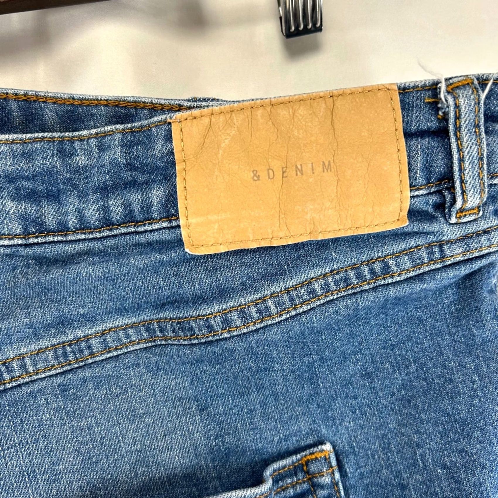 H&M H&M &Denim 90s High Waist Button Fly Raw Hem Denim Shorts Womens 16 Blue Casual Jeans Shorts Size 25" / US 0 / IT 36 - 7 Thumbnail