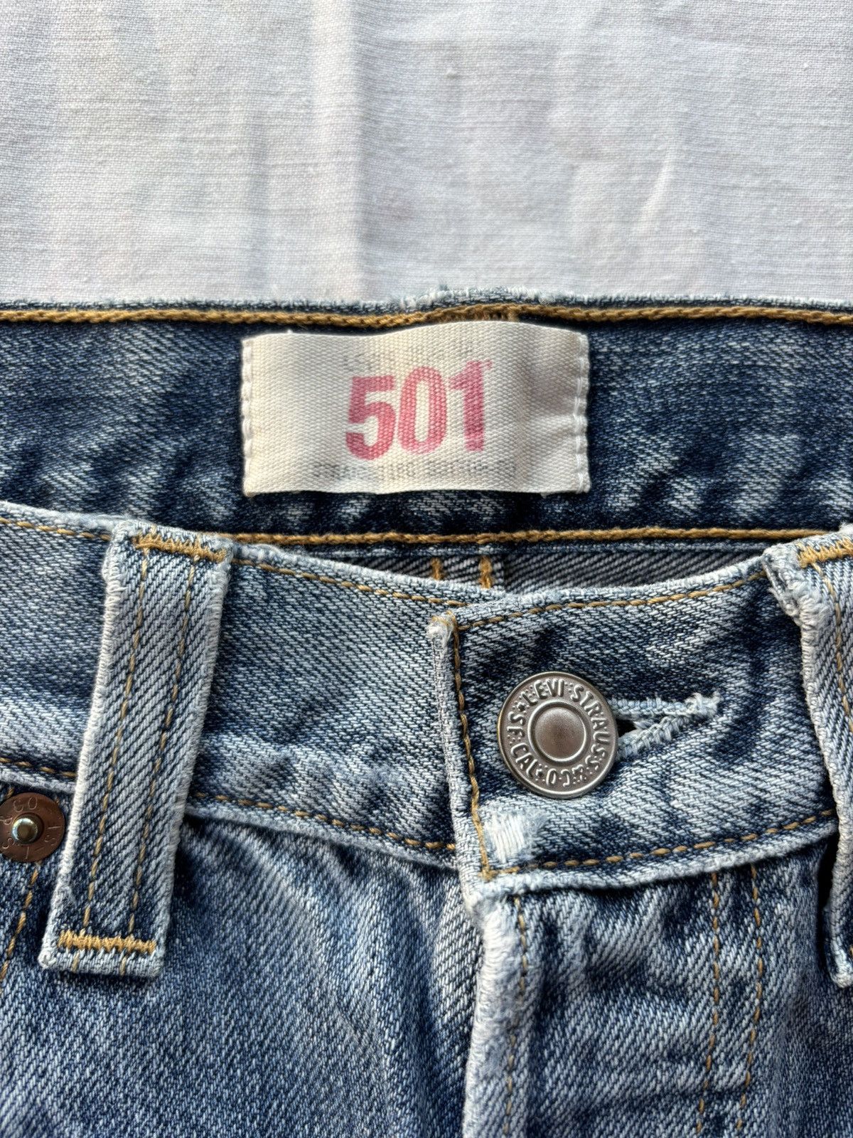 Levi's LEVIS 501 STRAIGHT LEG BUTTON DISTRESSED DENIM JEANS Size US 29 - 9 Thumbnail