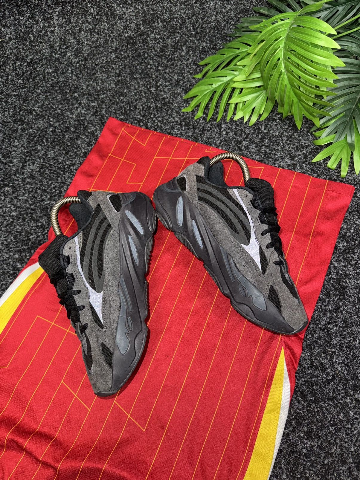 Adidas Adidas Yeezy Boost 700 V2 Vanta FU6684 Size 39 Size US 6 / IT 36 - 13 Thumbnail