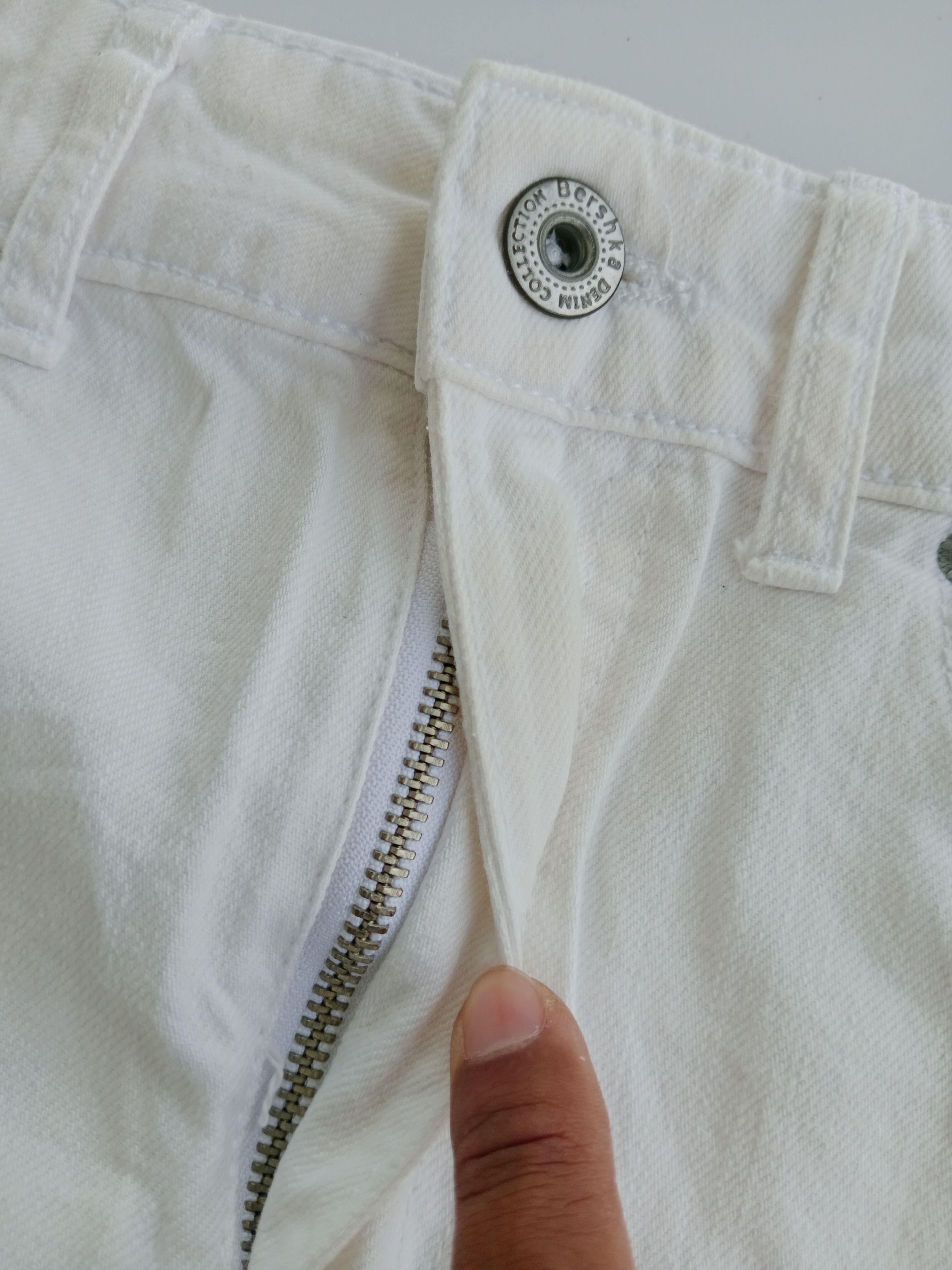 Bershka BERSHKA Distressed Style Mini Skirt White Colour Size 28" / US 6 / IT 42 - 7 Thumbnail