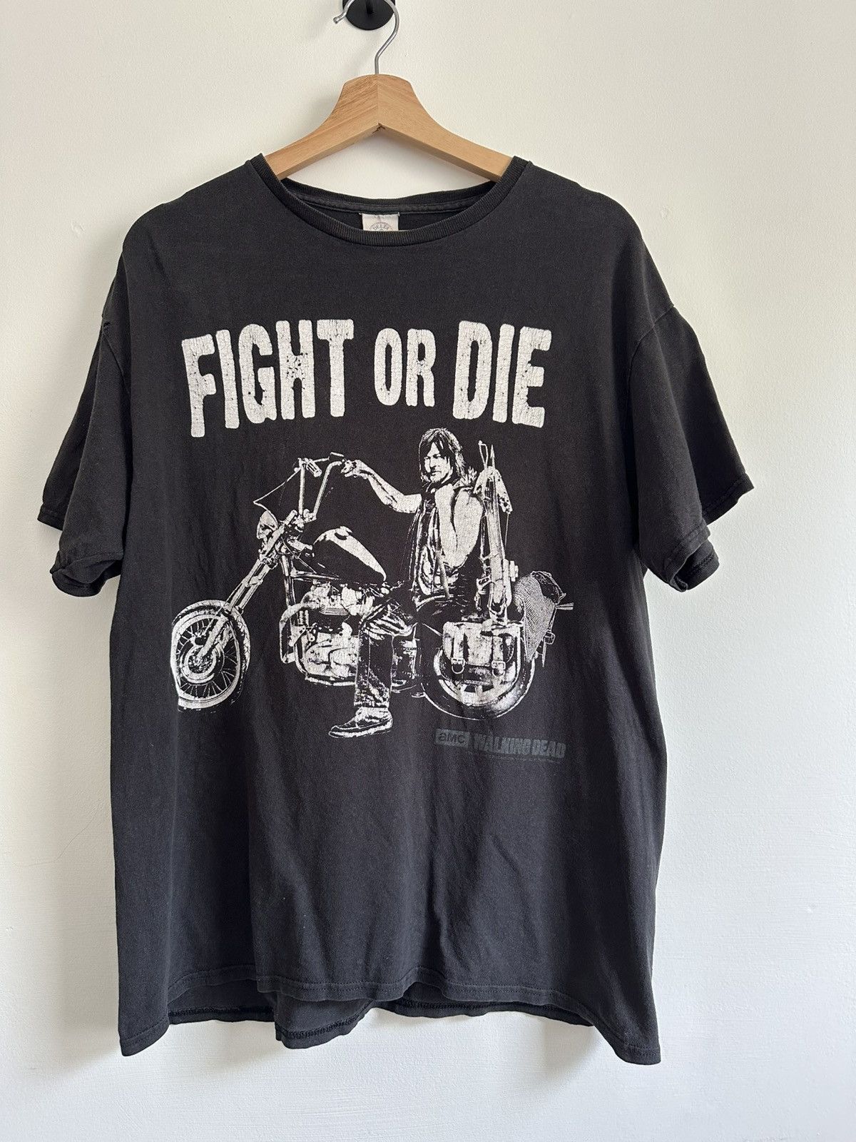 Other Vintage Walking Dead “Fight or Die” Daryl Dixon Tee Size US L / EU 52-54 / 3 - 1 Thumbnail