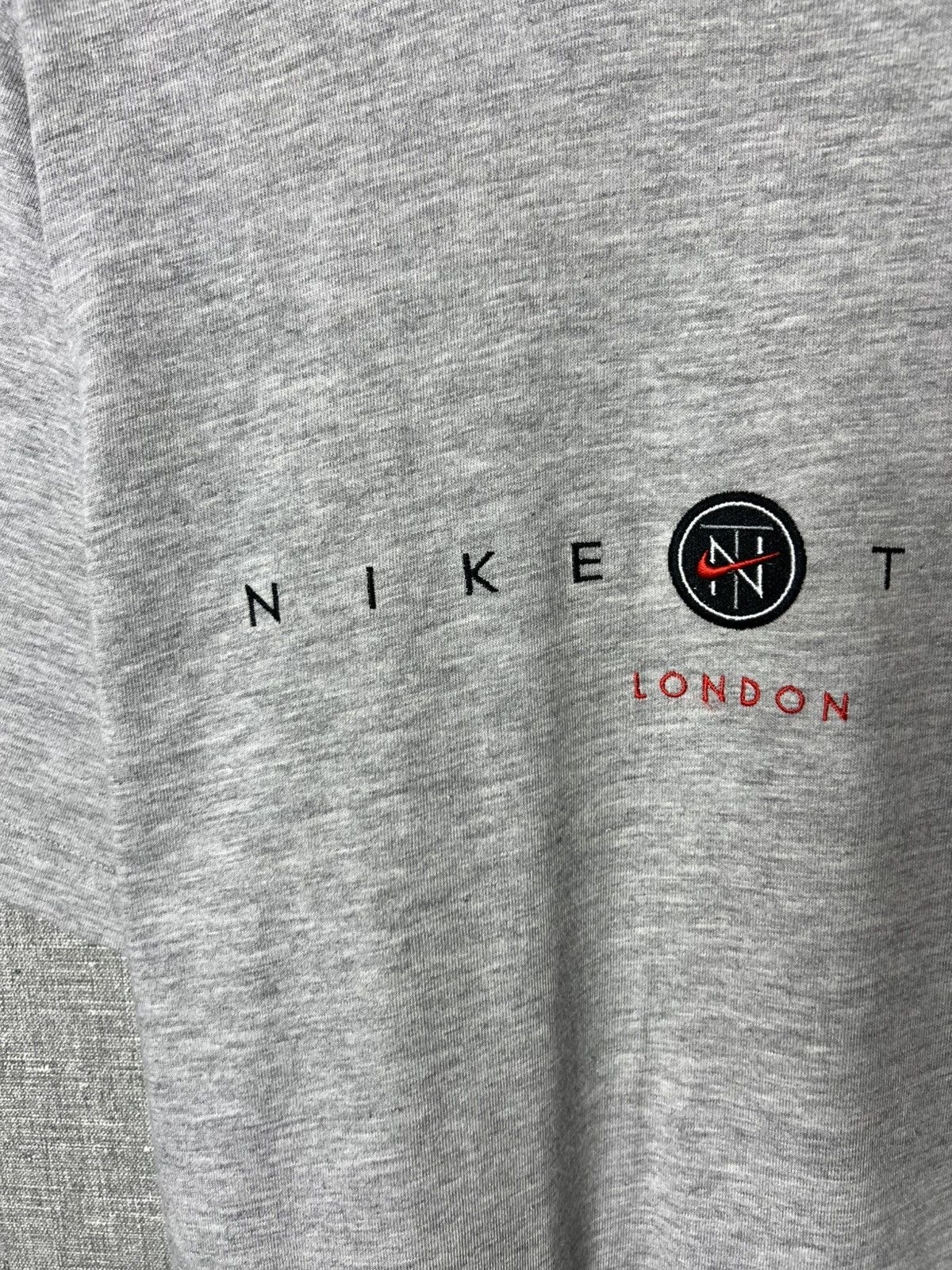 Nike Vintage 90s Nike Town London Embroidered Centre Logo Tee Size US S / EU 44-46 / 1 - 4 Thumbnail