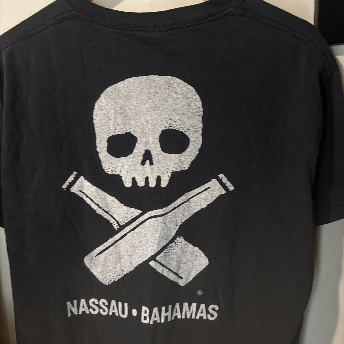 Gildan Y2K 2000s Nassau Bahamas Faded Black Skull T Shirt Size US L / EU 52-54 / 3 - 1 Thumbnail