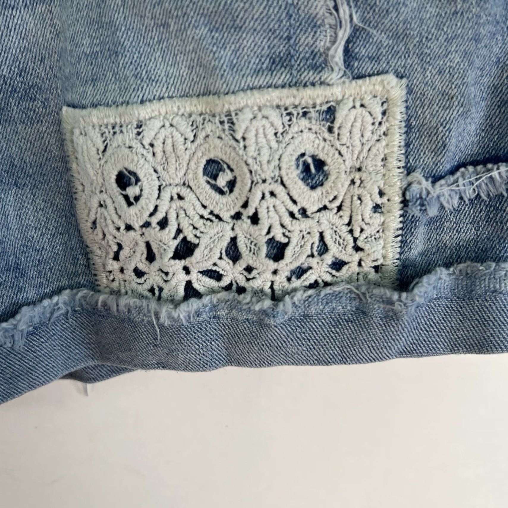Denime VINTAGE Mudd Girls Denim Shorts Womens Size 14 Low Rise Lace Embroidered Casual Summer Size 36" / US 14 / IT 50 - 2 Thumbnail