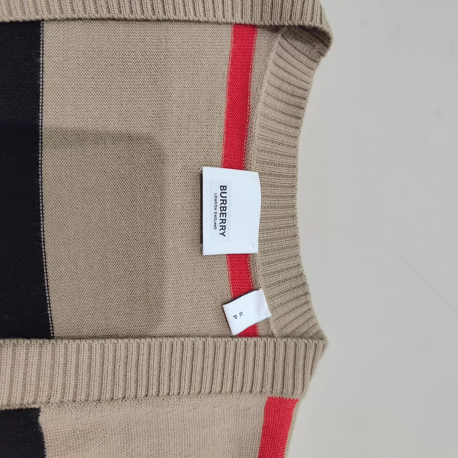 Burberry Burberry check cardigan S new with tags authentic Size S / US 4 / IT 40 - 4 Thumbnail