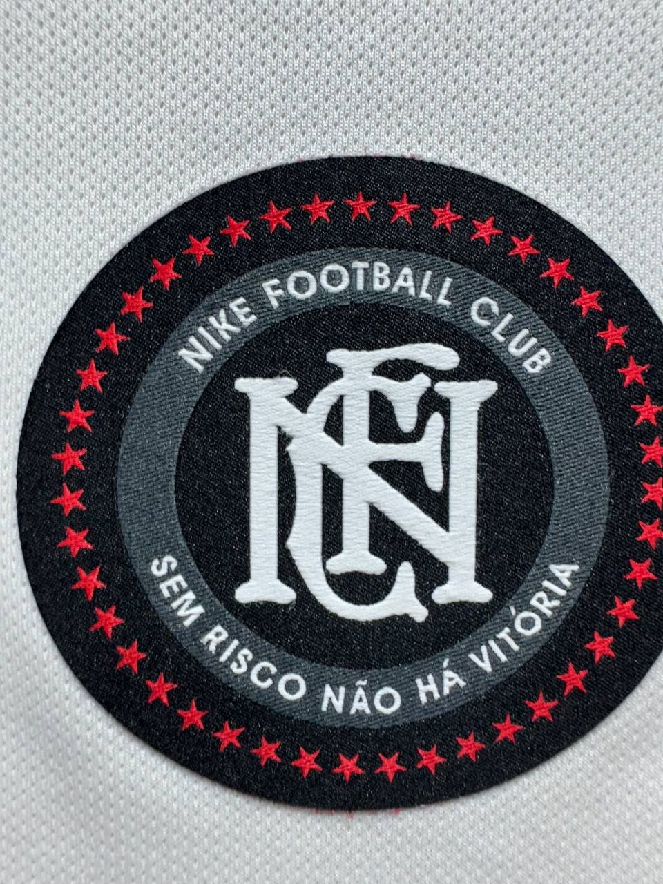 Vintage Nike FC Football Club Sem Risco Nao Ha Vitoria White Jersey Size US M / EU 48-50 / 2 - 4 Thumbnail
