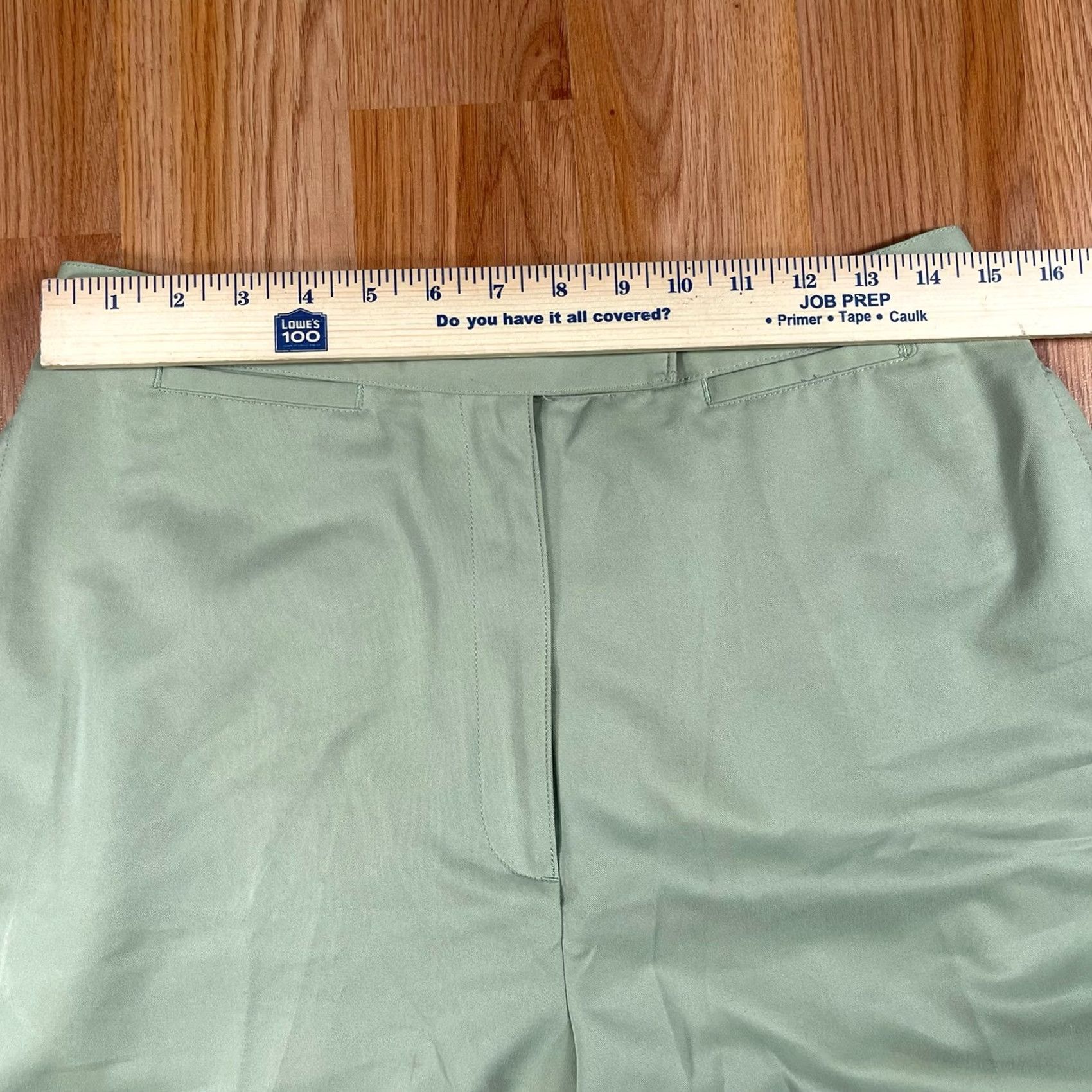 Izod IZOD Shorts Womens Size 12 Beige Flat Front Pockets Khaki Chino Golf Polyester Size 34" / US 12 / IT 48 - 2 Thumbnail