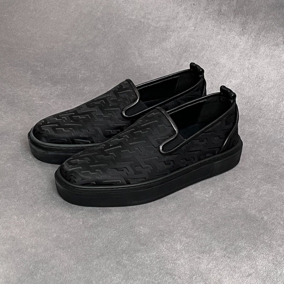 Christian Louboutin Christian Louboutin Leather Black Lowtop Sneakers 7 Men Size US 7 / EU 40 - 1 Thumbnail