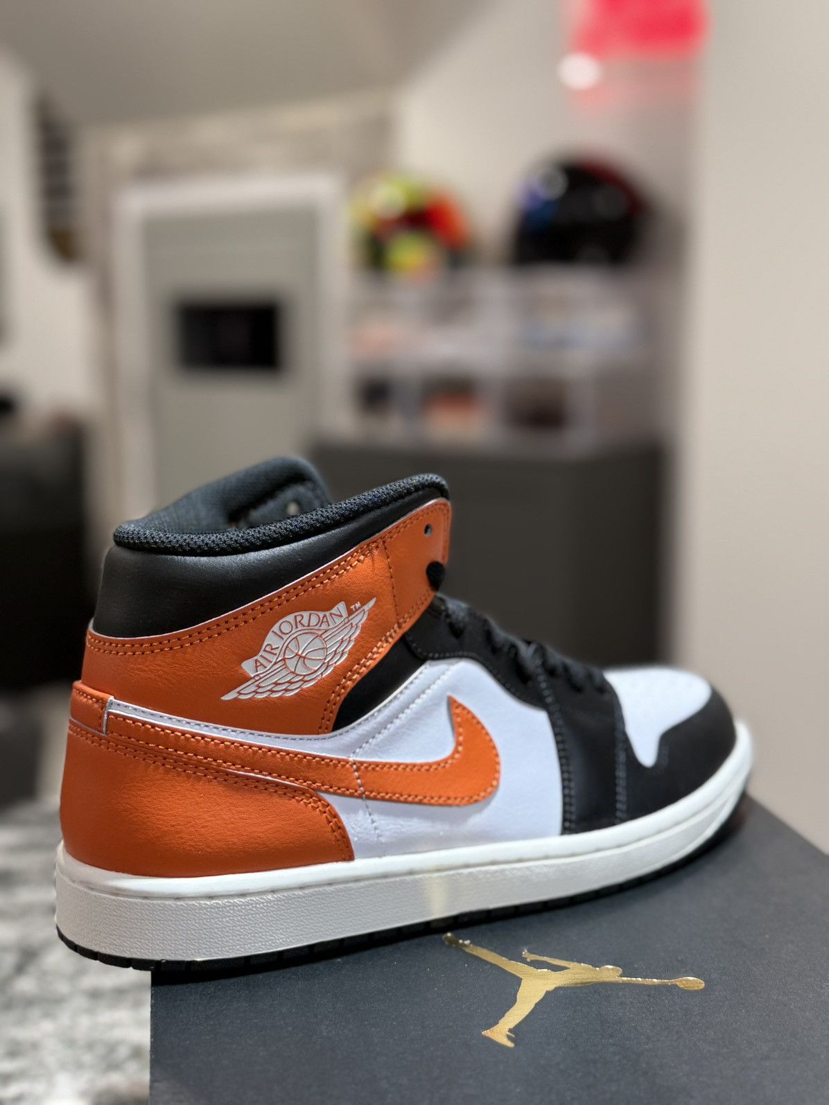 Jordan Brand Jordan 1 Mid Black Toe Starfish Size 11M/12.5W Size US 11 / EU 44 - 7 Thumbnail