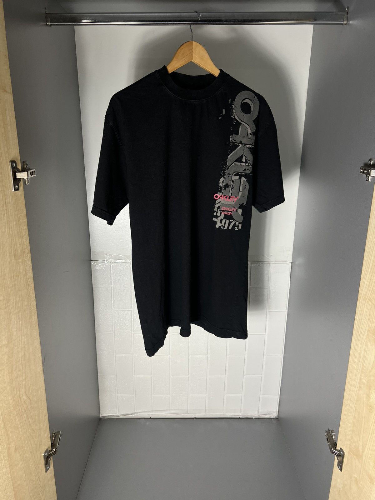 Oakley VINTAGE OAKLEY ART DESIGNER SURF T-SHIRT RETRO SK8 Y2K 90s Size US XL / EU 56 / 4 - 4 Thumbnail