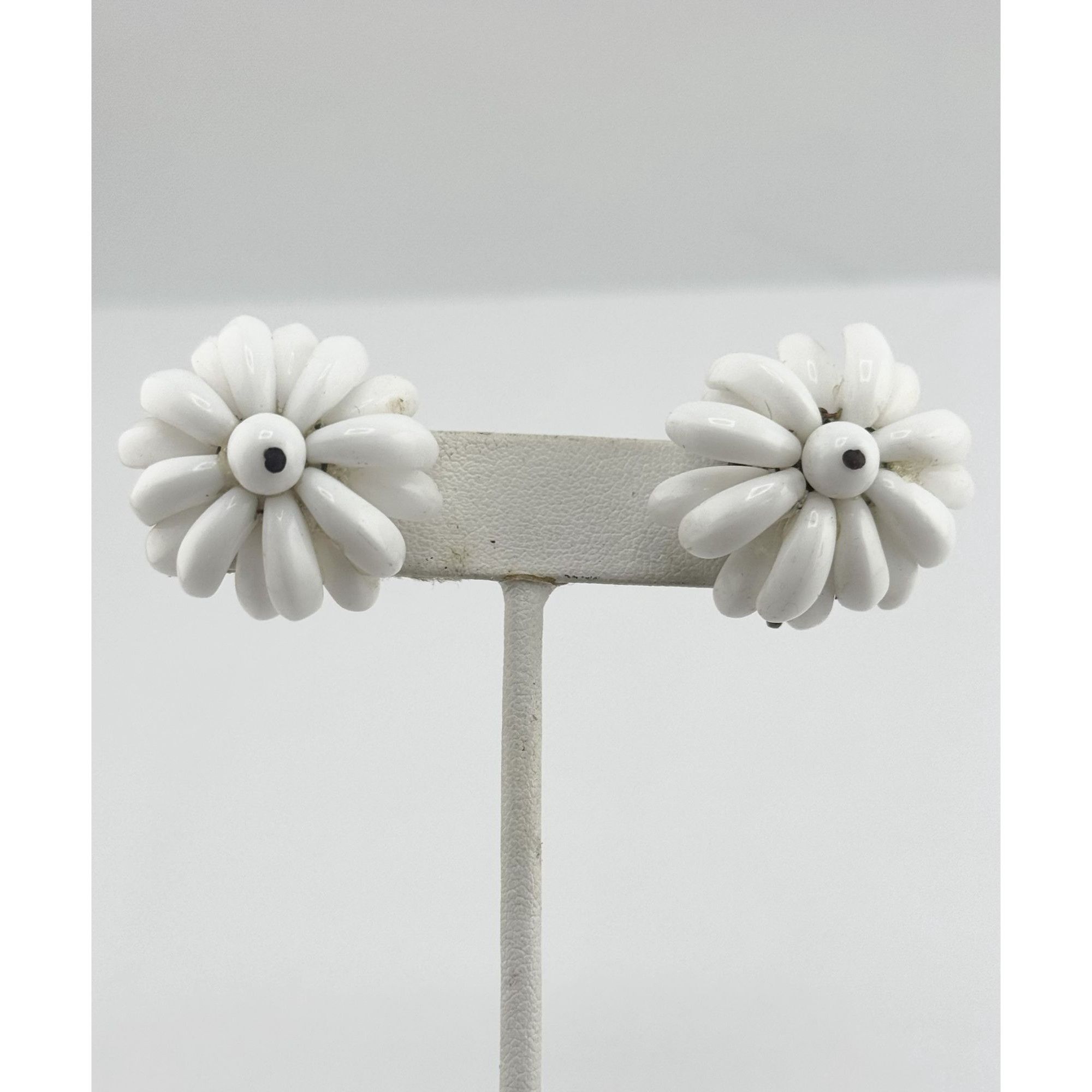 Vintage Vintage white milk glass flower screw back earrings Size ONE SIZE - 1 Thumbnail