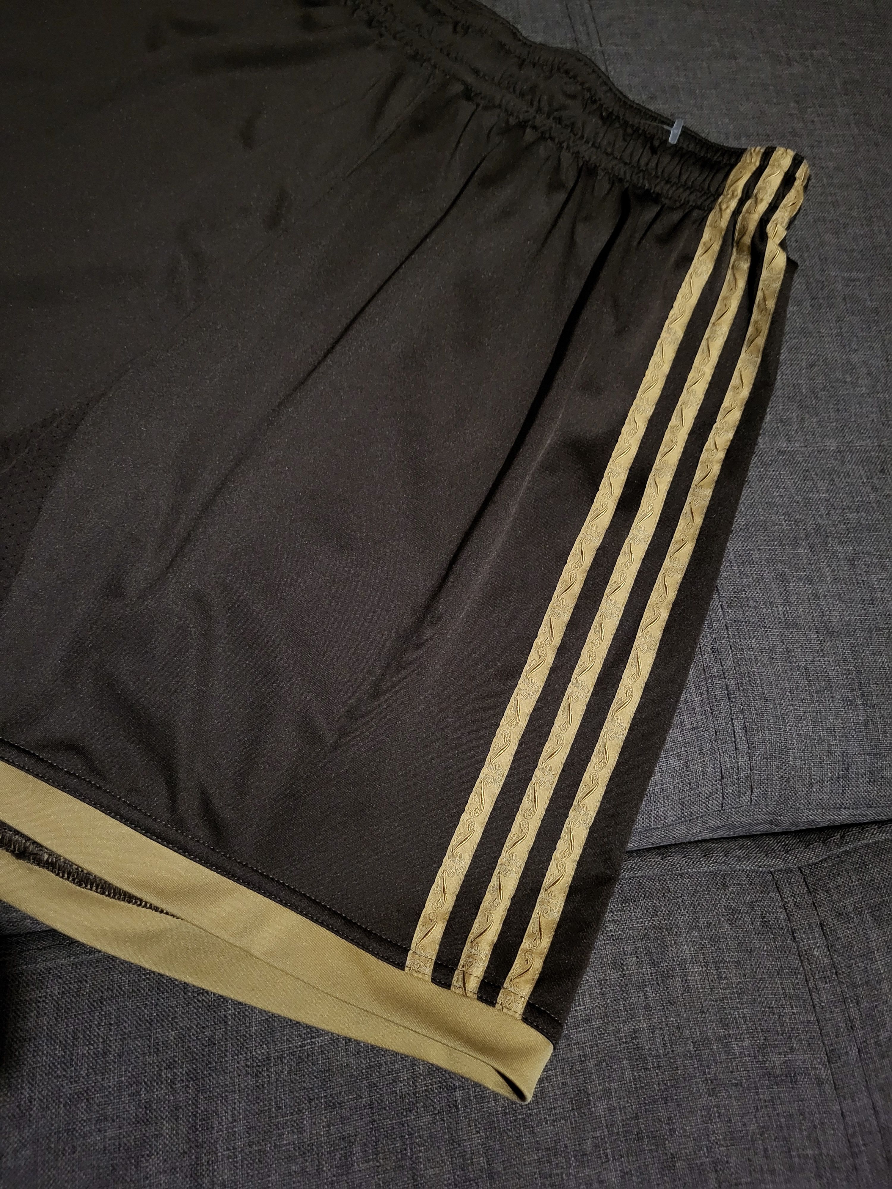 Adidas Vintage ADIDAS FC BAYERN MUNCHEN shorts Size US 32 / EU 48 - 2 Thumbnail