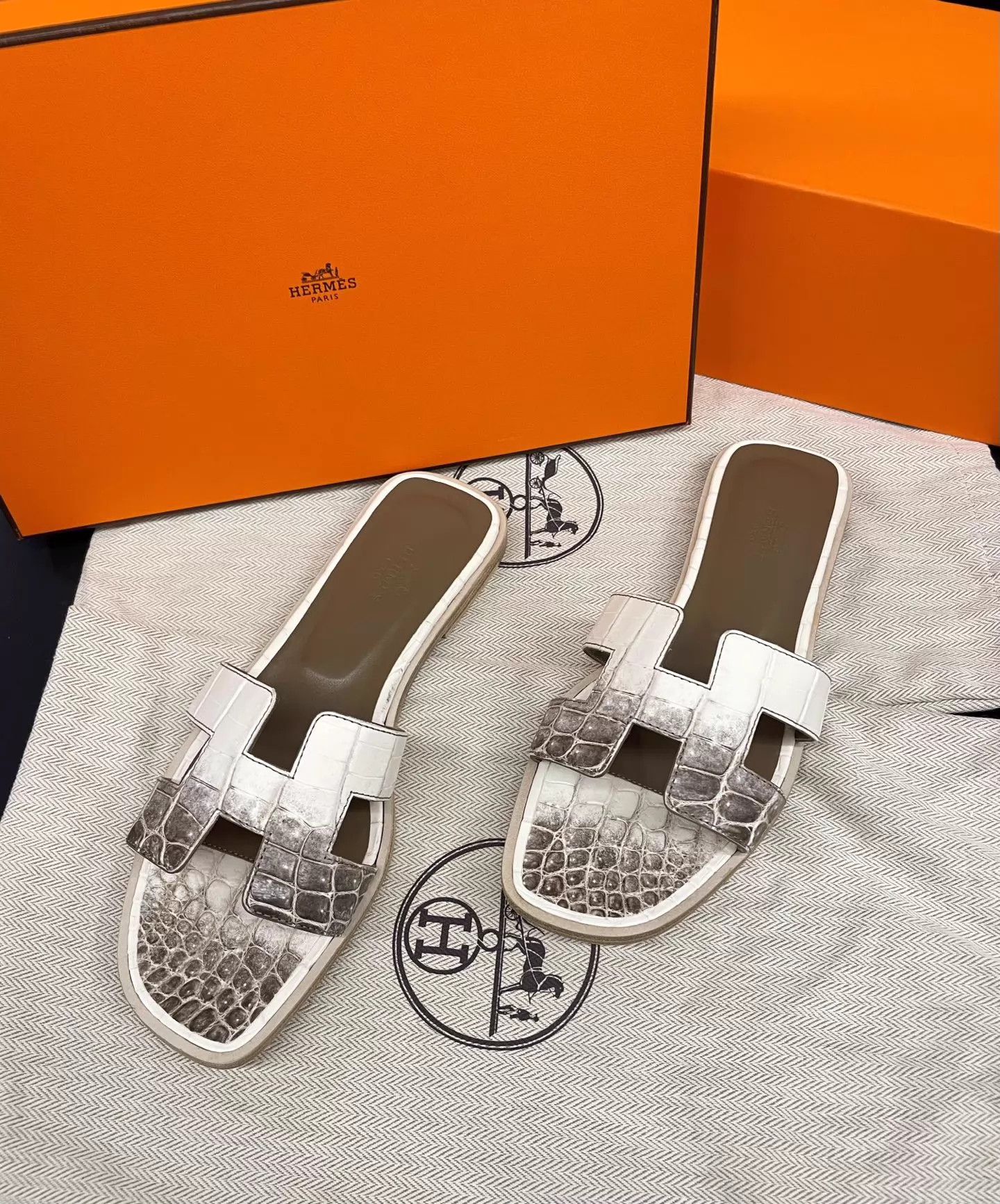 Hermes Hermes Women's Himalayan Crocodile H Slipper Size 37.5 Size US 7 / IT 37 - 2 Thumbnail