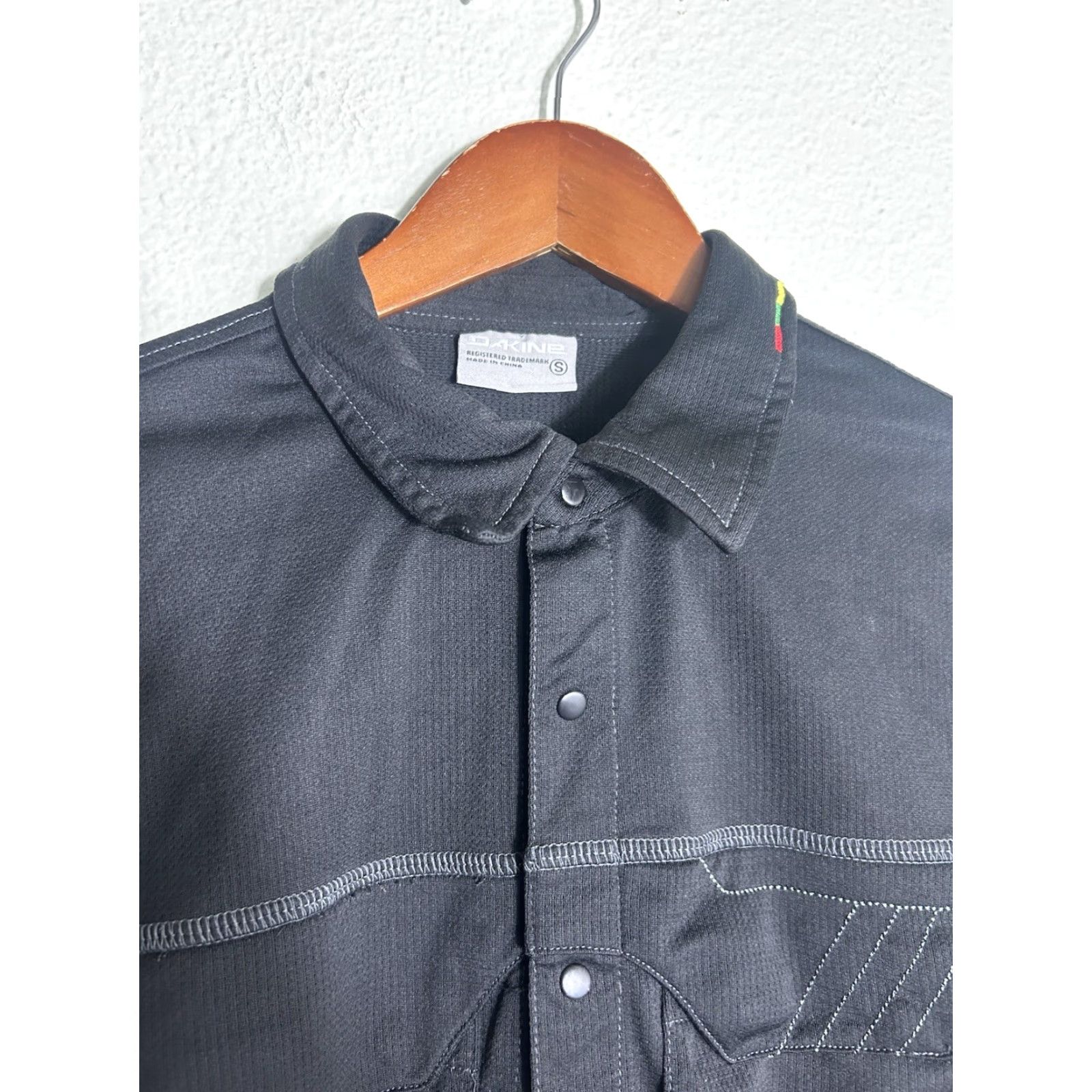 Dakine Dakine Shirt Men Small Snap Button Up Short Sleeve Black Rasta Colors Polyester Button-Up, S, Mens Size US S / EU 44-46 / 1 - 3 Thumbnail