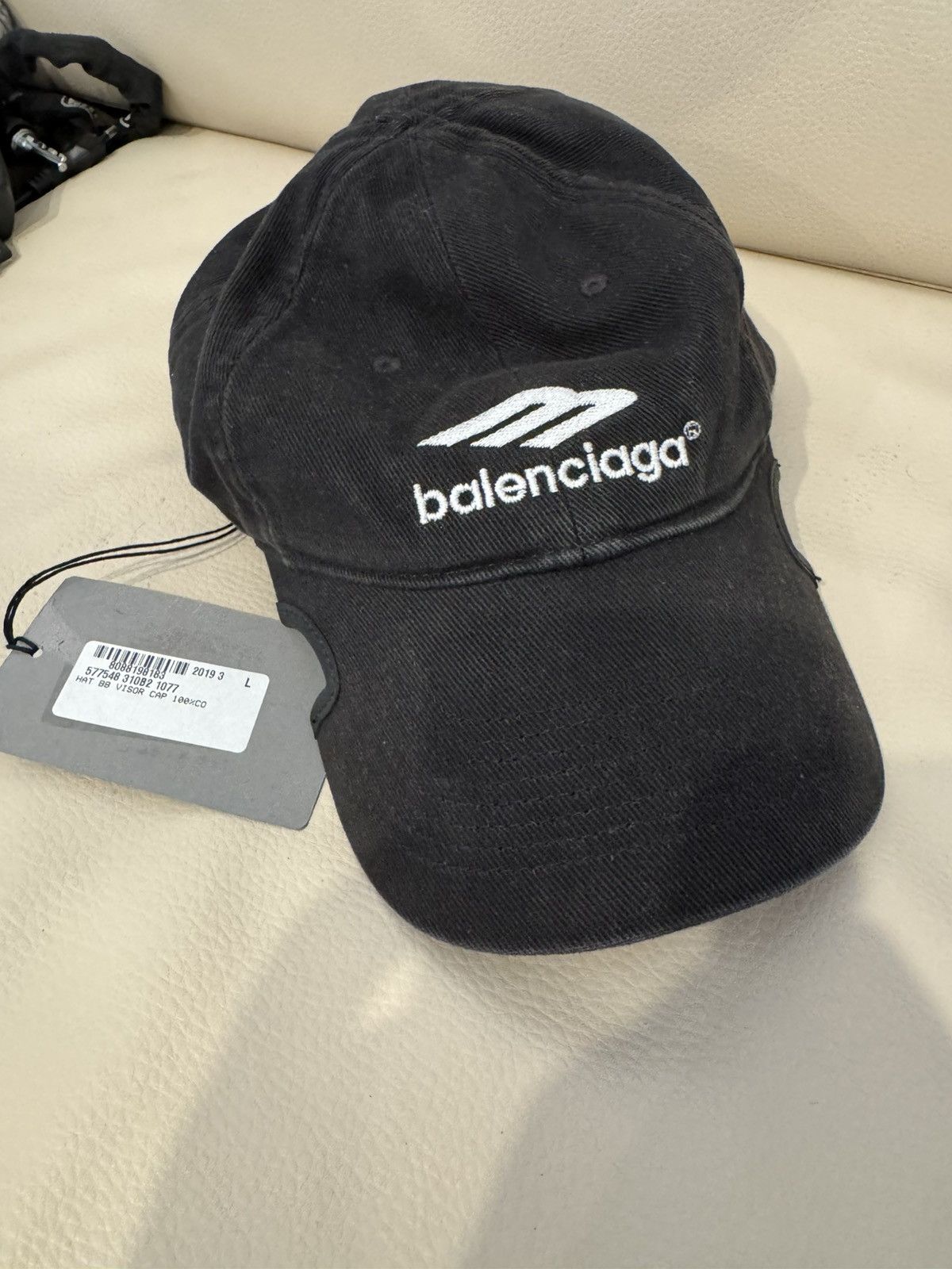 帽子 BALENCIAGA Tracksuit Cap Sporty B Balenciaga Sporty B Tracksuit Cap - Black | Editorialist